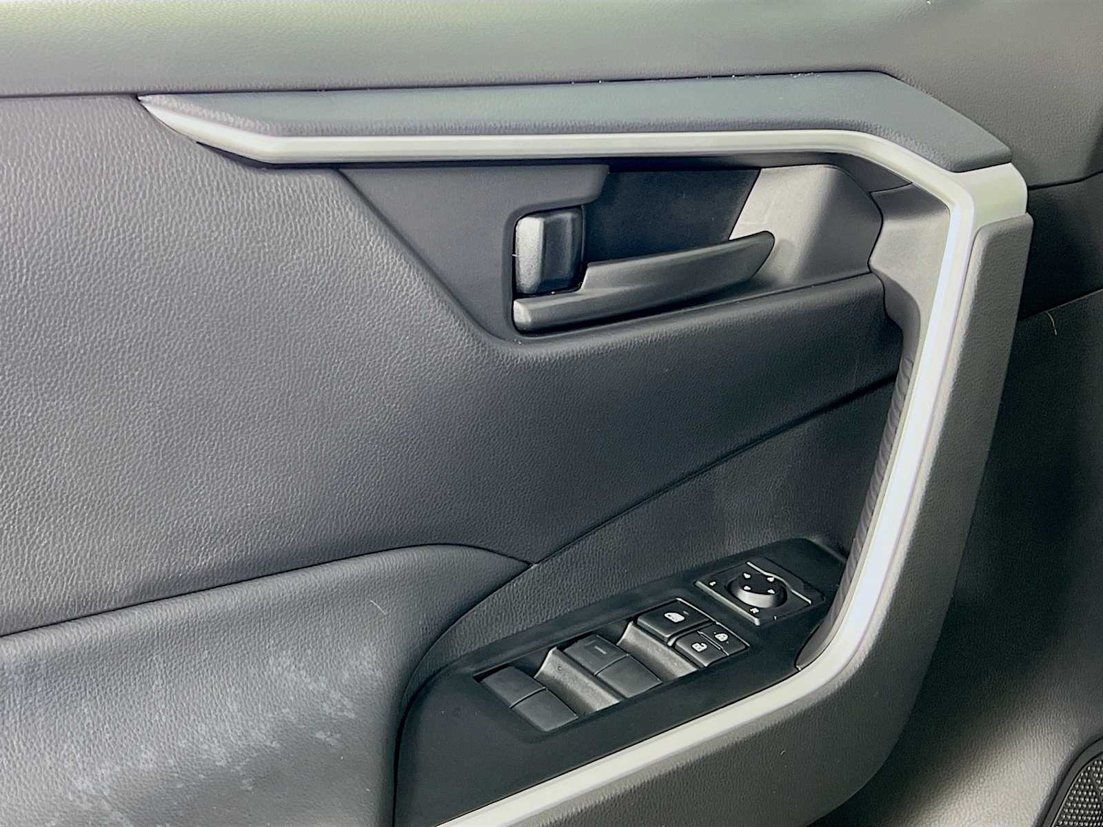 2025 Toyota RAV4 LE - Photo 16