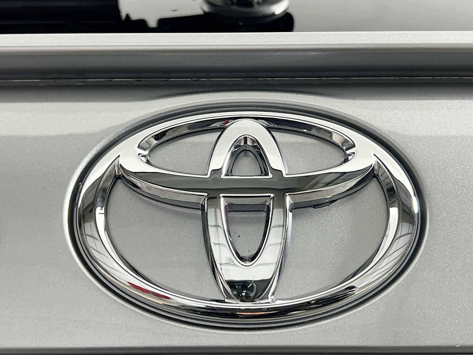 2025 Toyota RAV4 LE - Photo 18