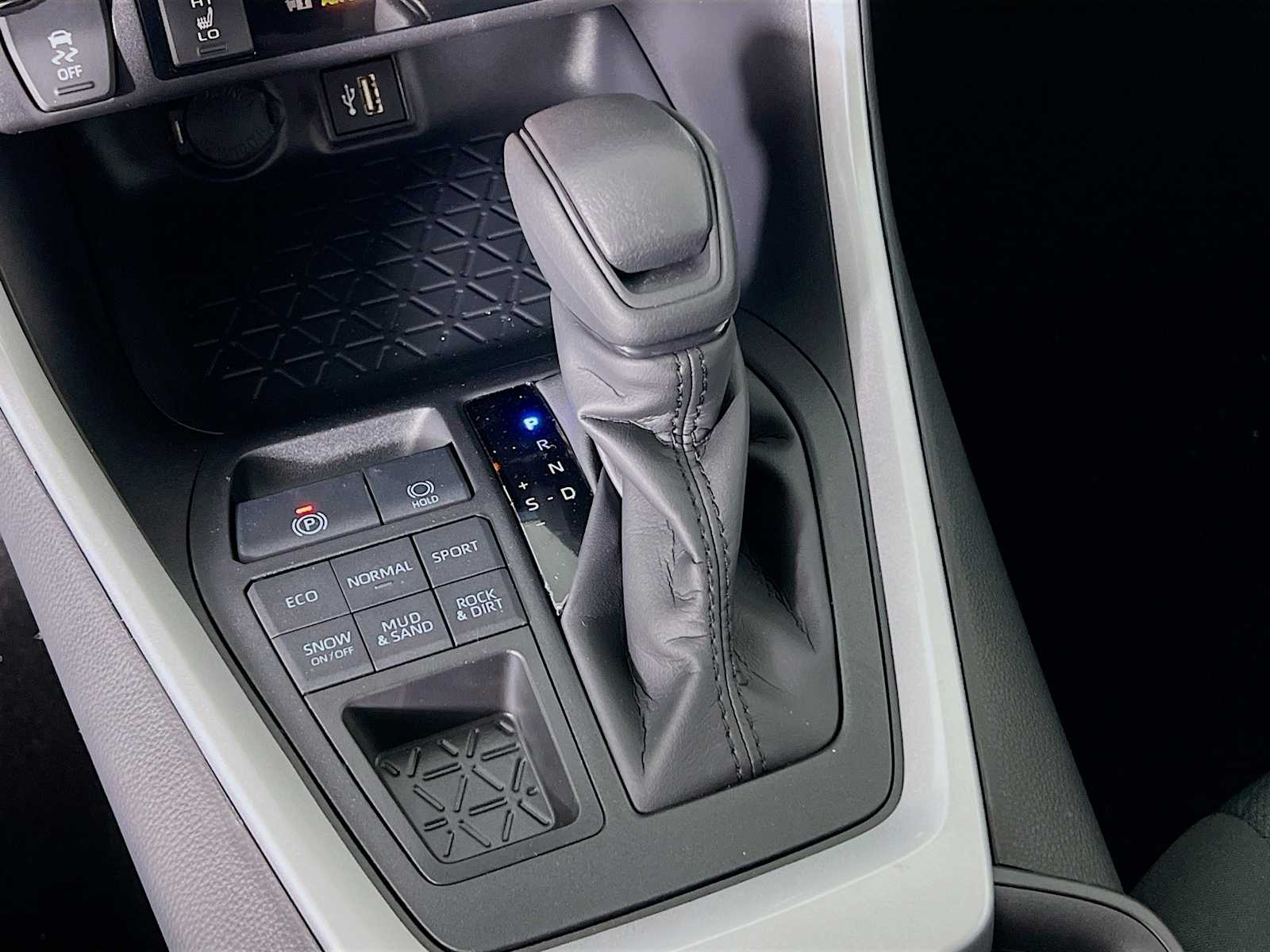 2025 Toyota RAV4 XLE - Photo 11