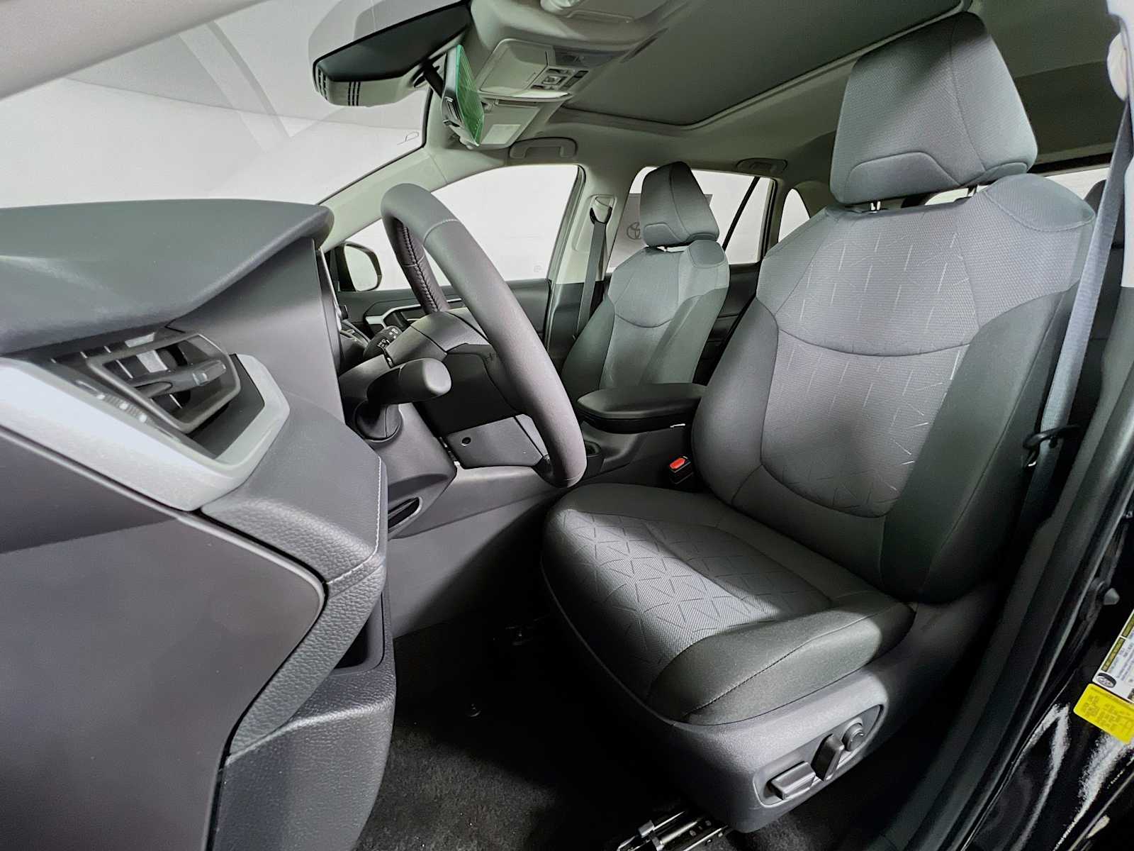 2025 Toyota RAV4 XLE - Photo 12