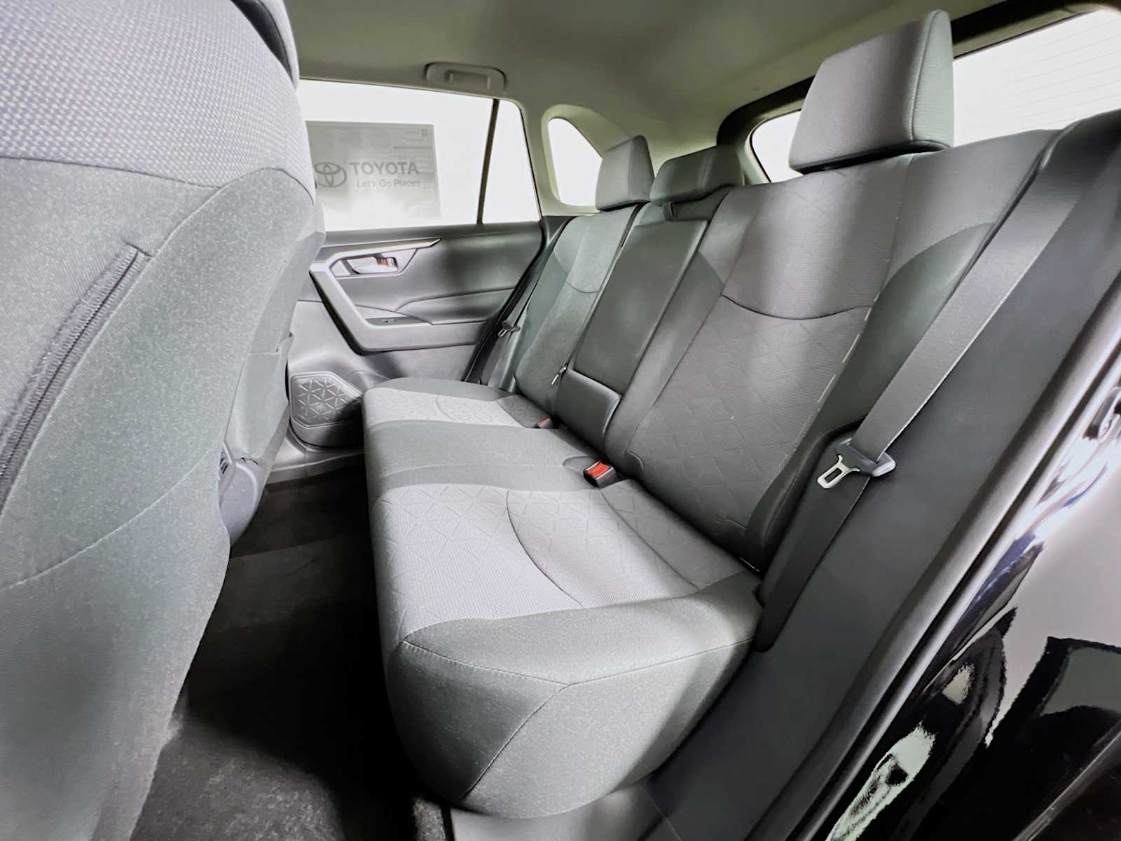 2025 Toyota RAV4 XLE - Photo 13
