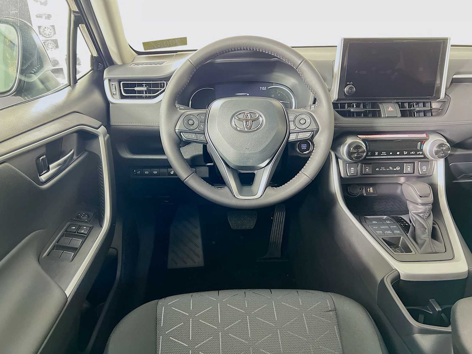 2025 Toyota RAV4 XLE - Photo 15