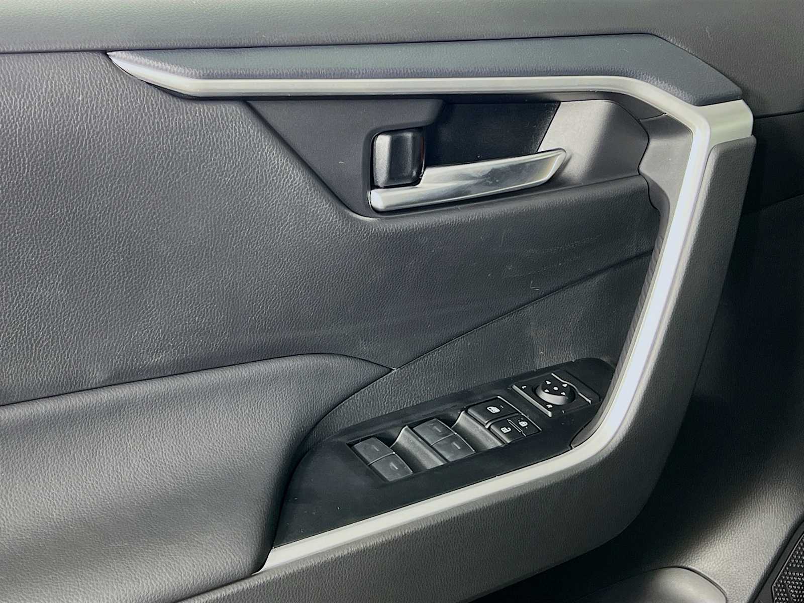 2025 Toyota RAV4 XLE - Photo 16