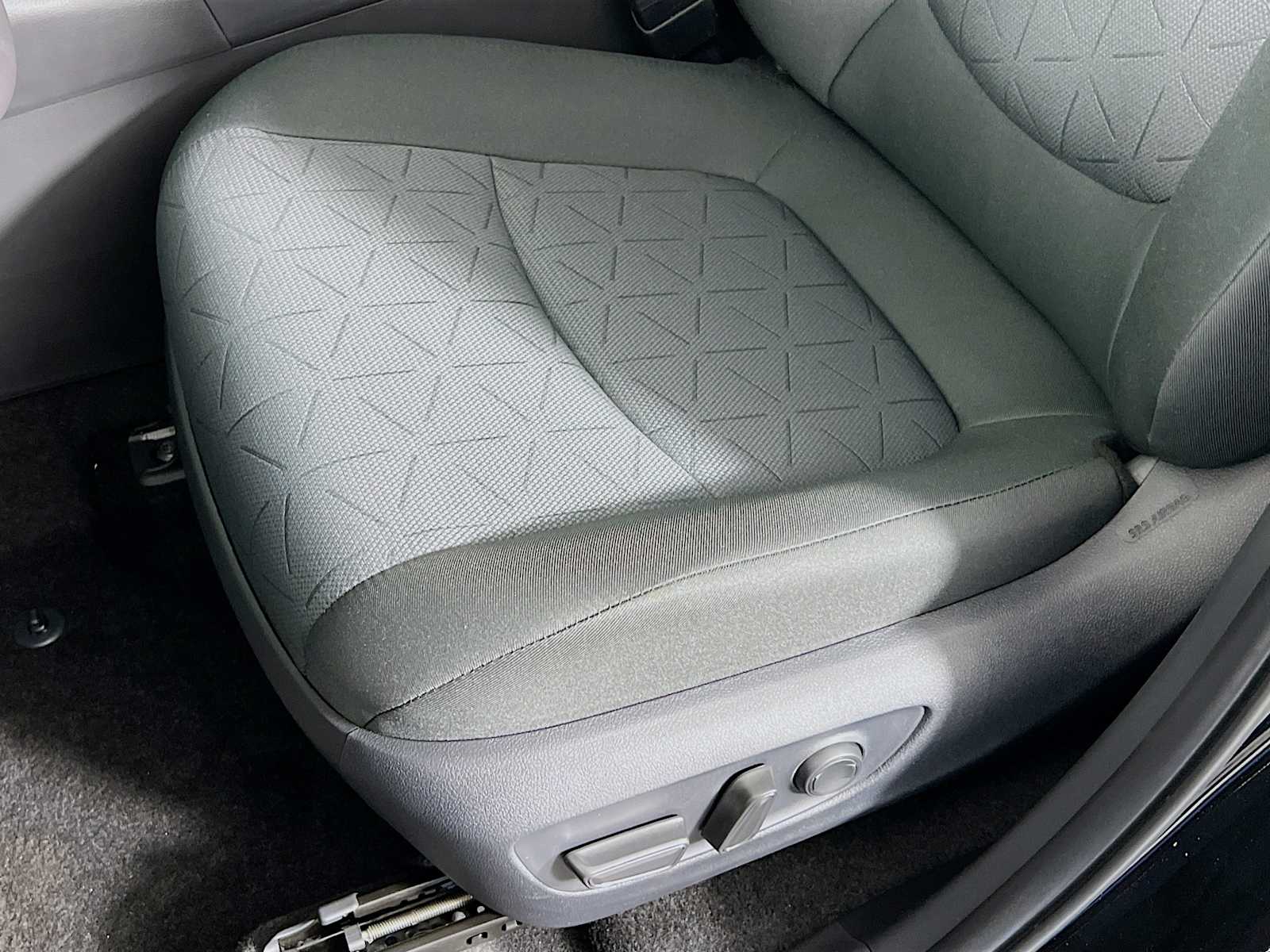 2025 Toyota RAV4 XLE - Photo 17