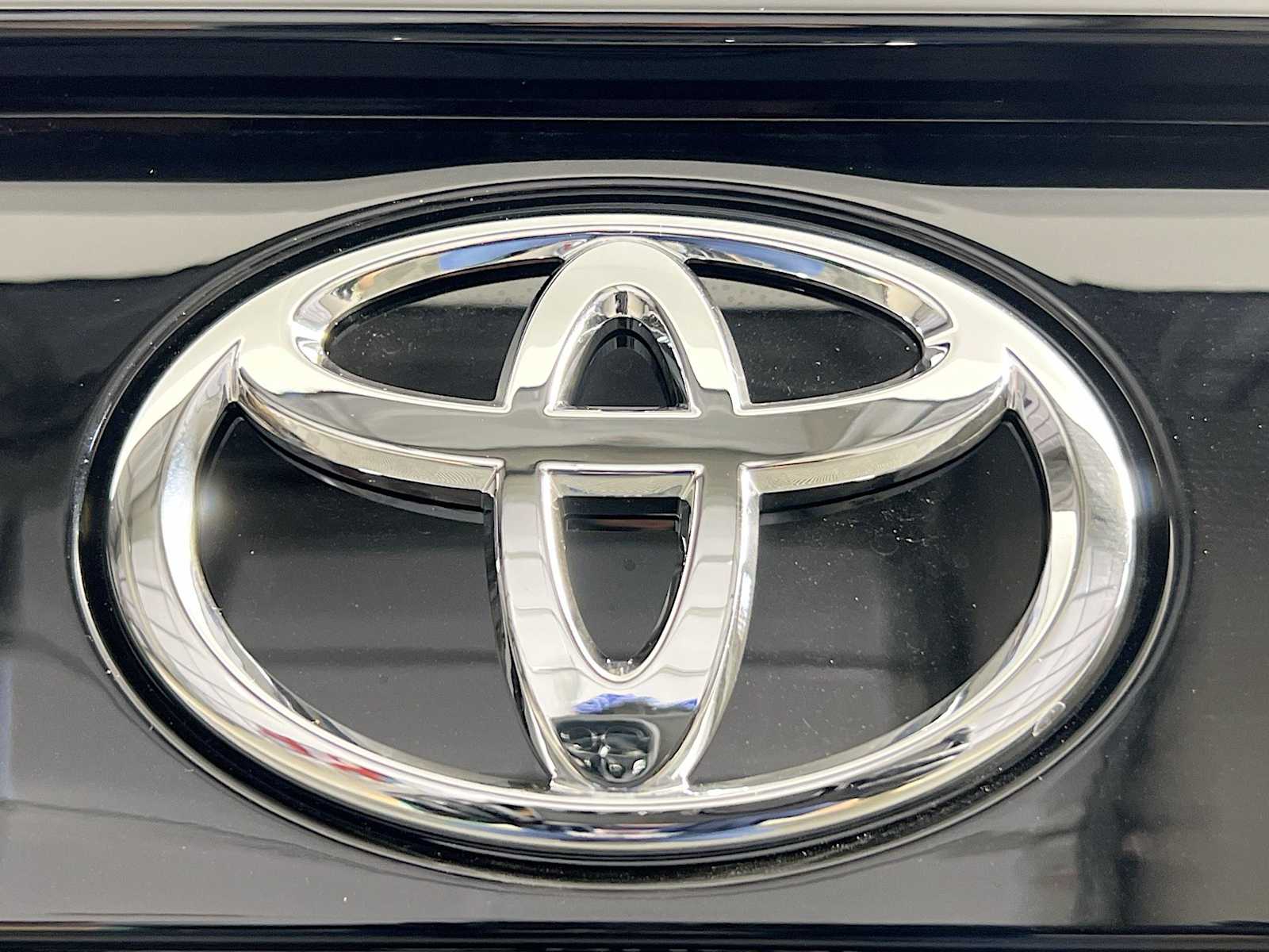 2025 Toyota RAV4 XLE - Photo 18