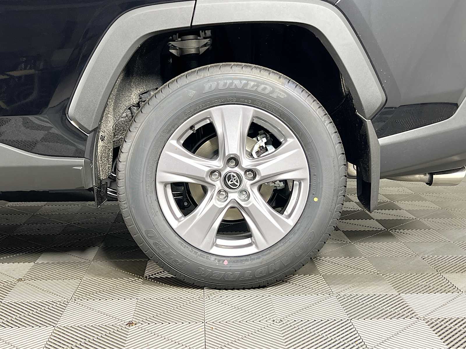 2025 Toyota RAV4 XLE - Photo 19