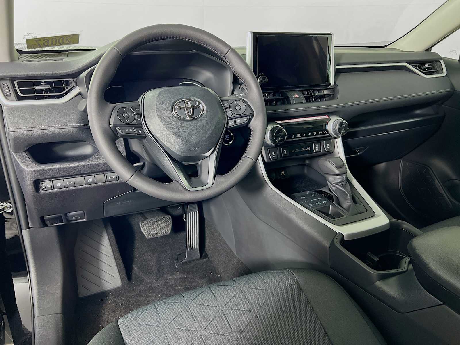 2025 Toyota RAV4 XLE - Photo 6