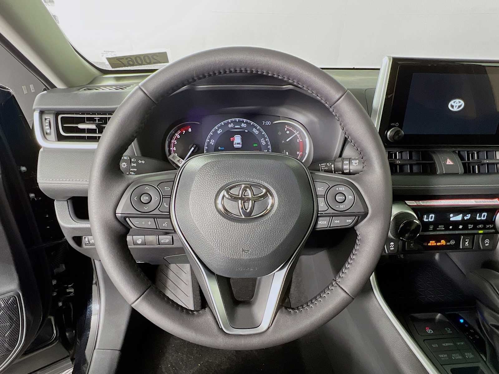 2025 Toyota RAV4 XLE - Photo 7