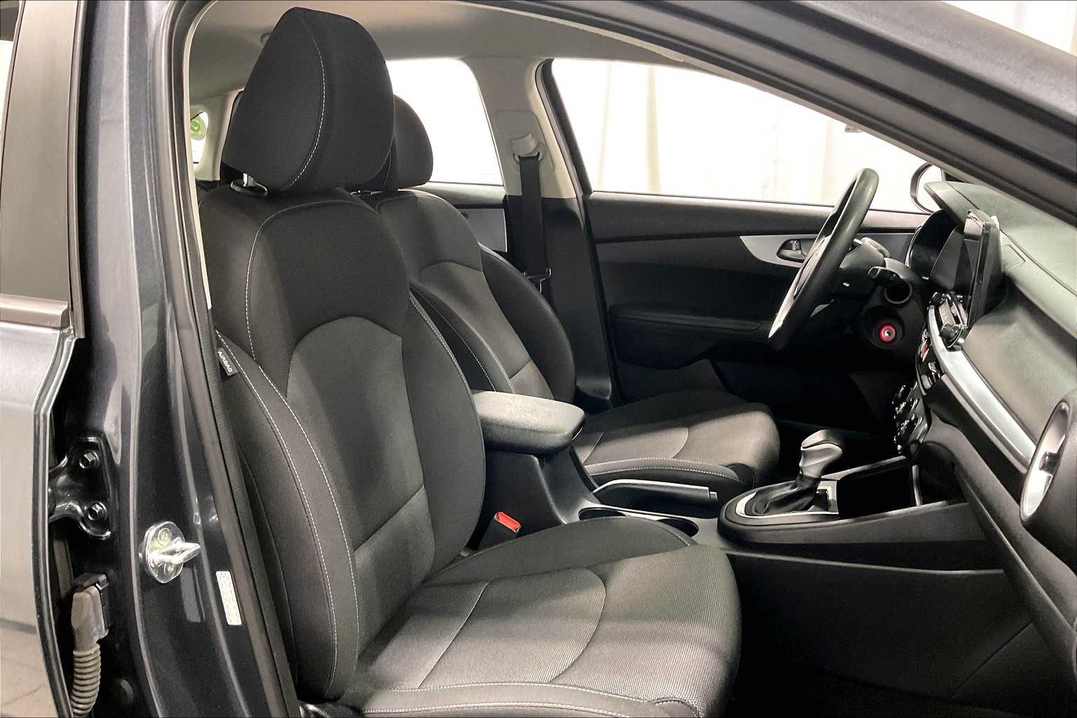 2022 Kia Forte LXS - Photo 11