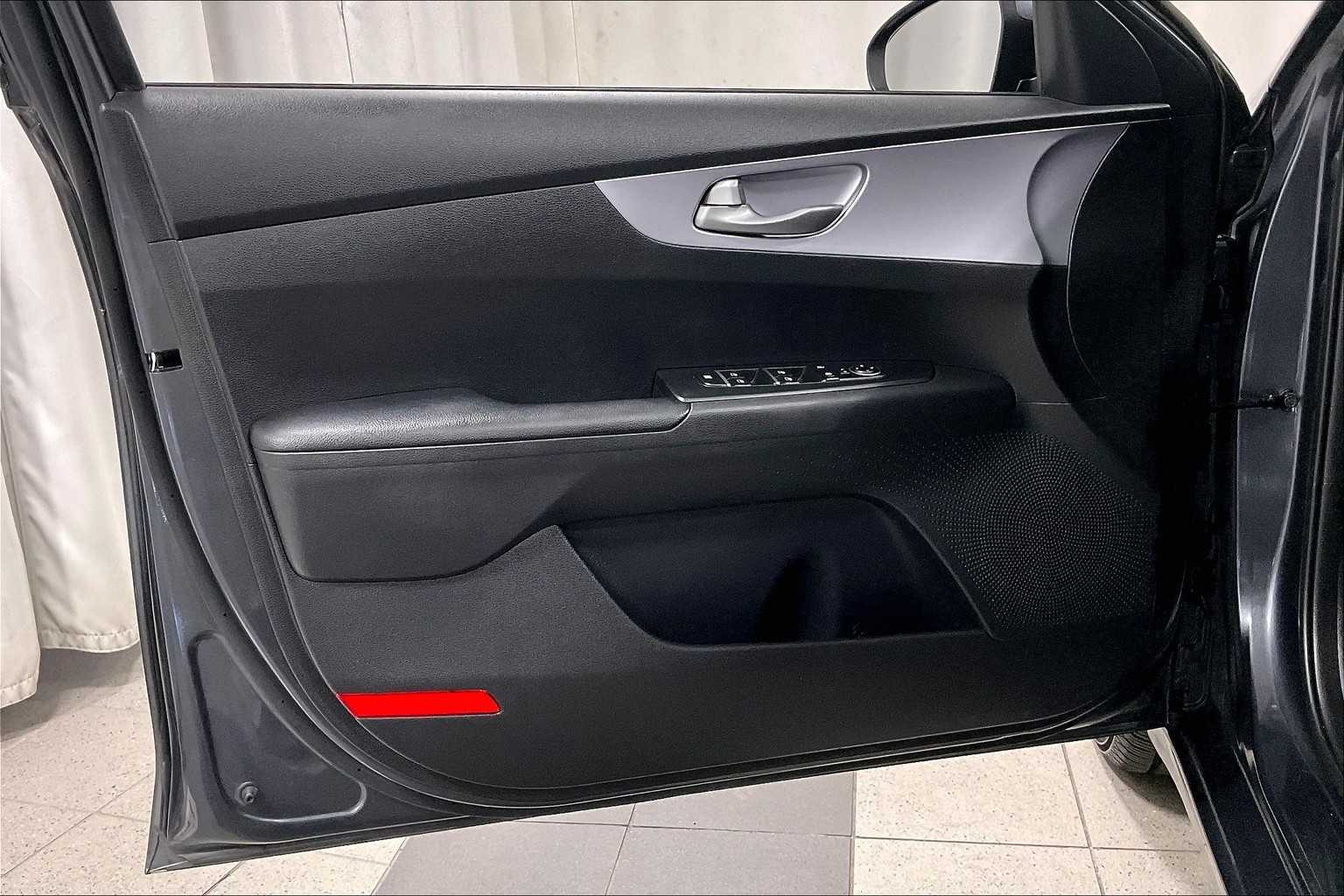 2022 Kia Forte LXS - Photo 9