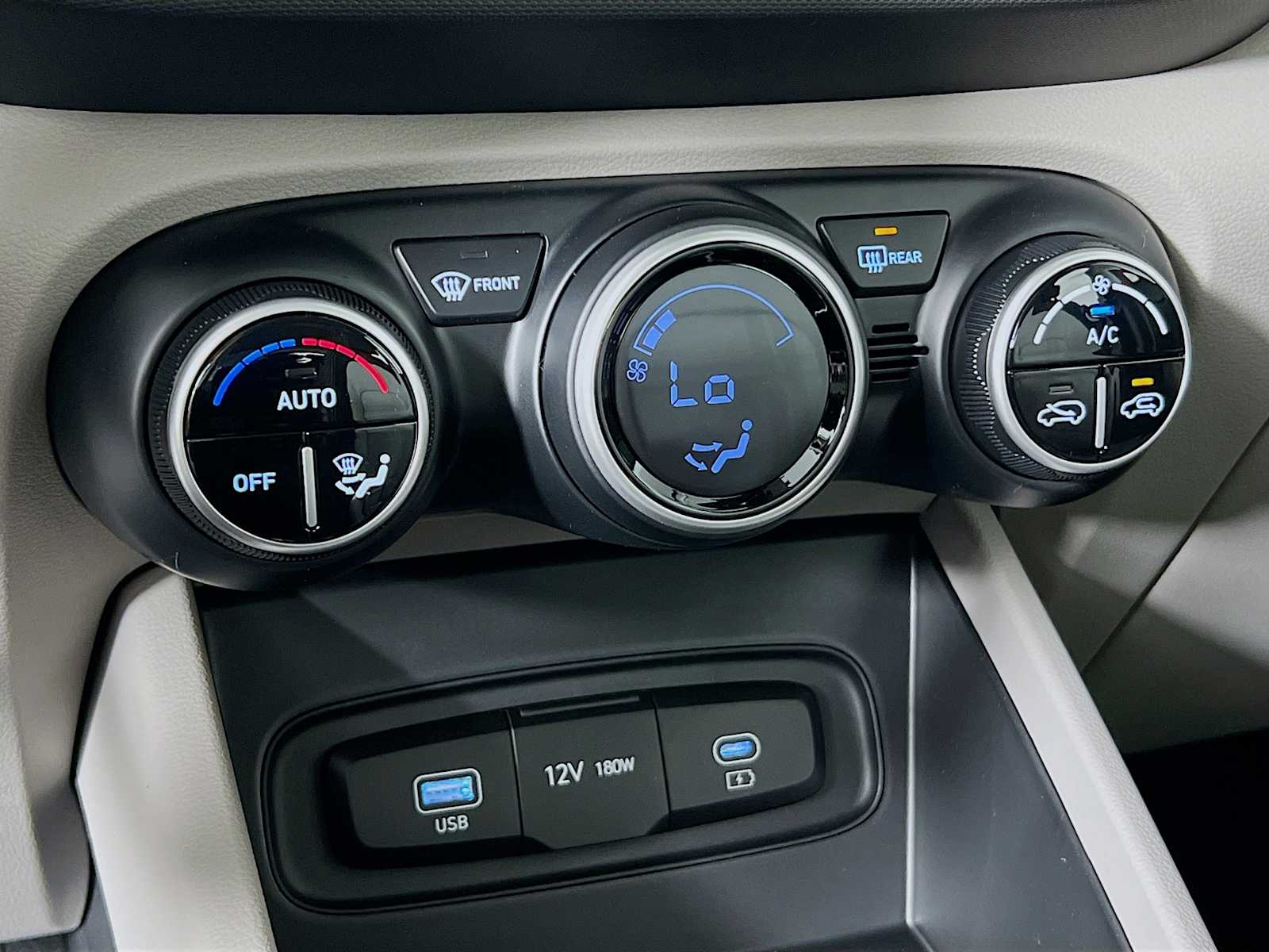 2025 Hyundai Venue SEL - Photo 10