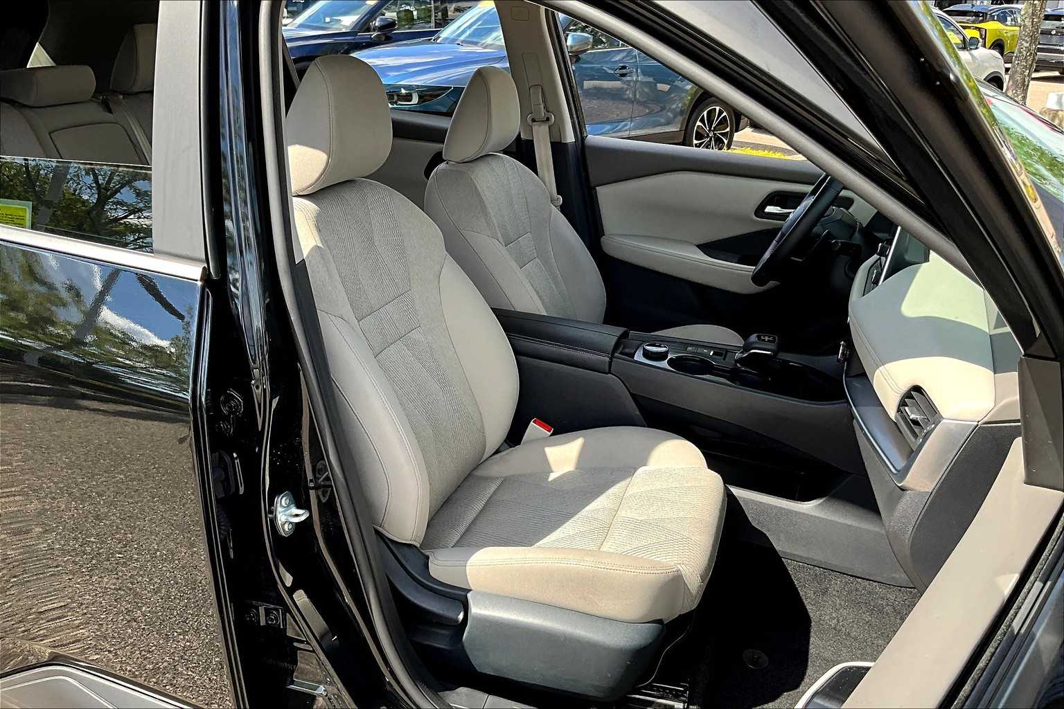 2025 Nissan Rogue SV - Photo 11