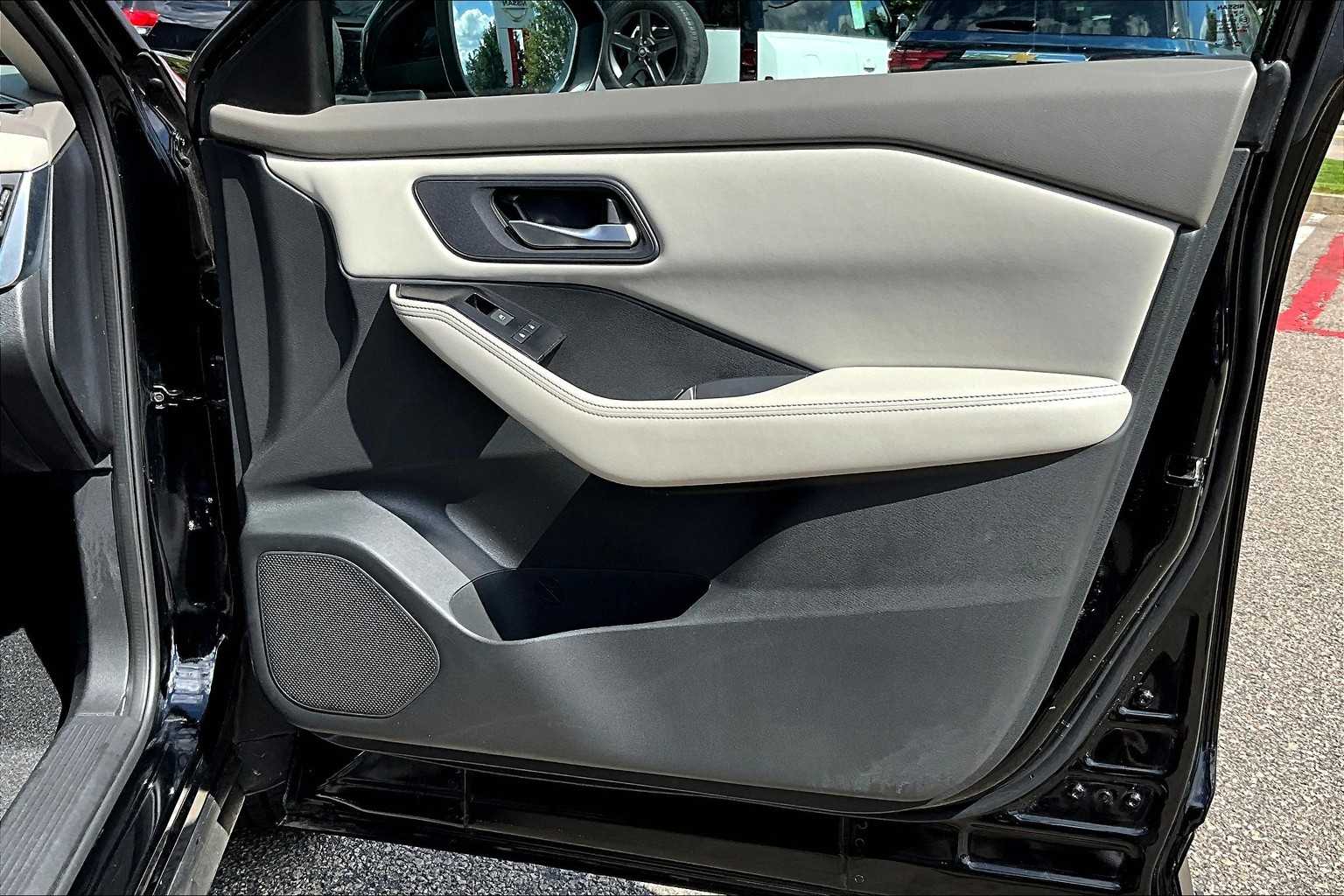 2025 Nissan Rogue SV - Photo 12
