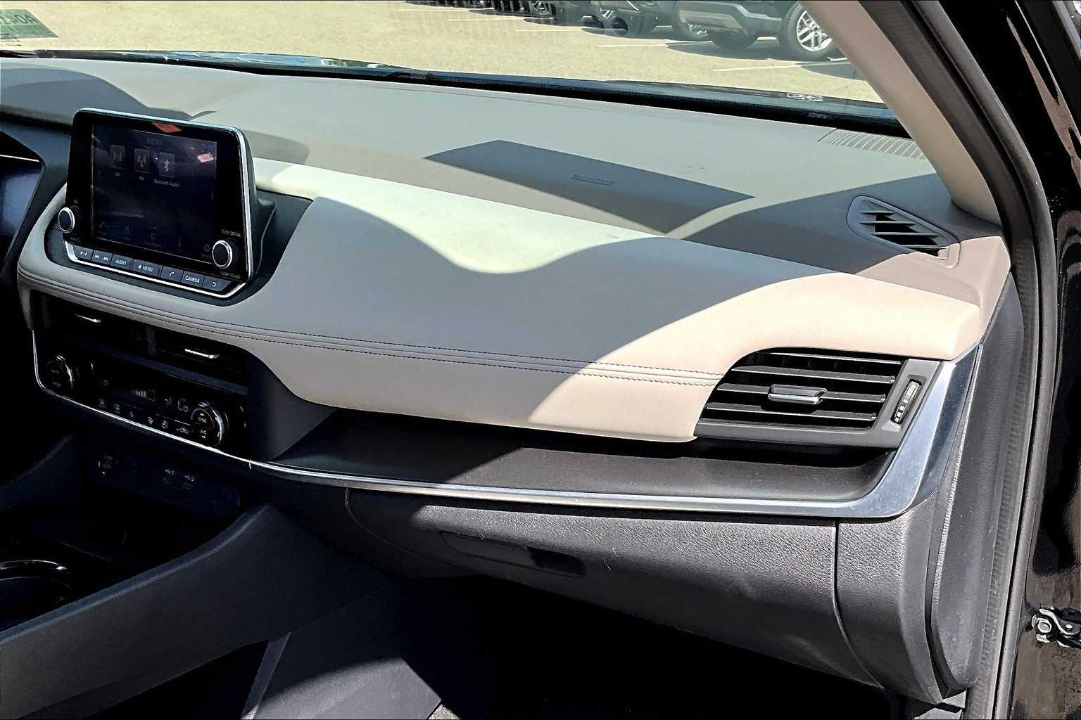 2025 Nissan Rogue SV - Photo 13
