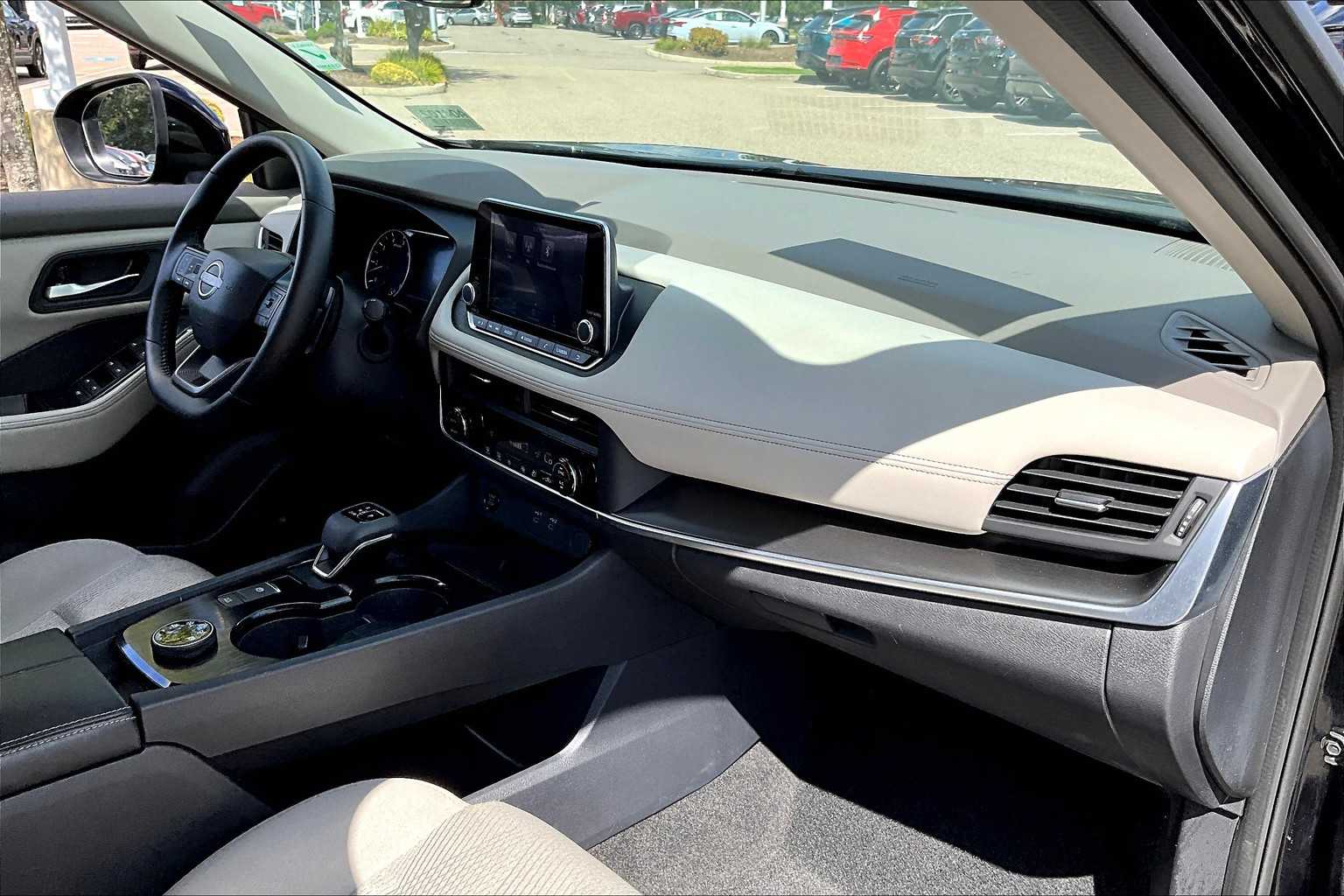 2025 Nissan Rogue SV - Photo 14