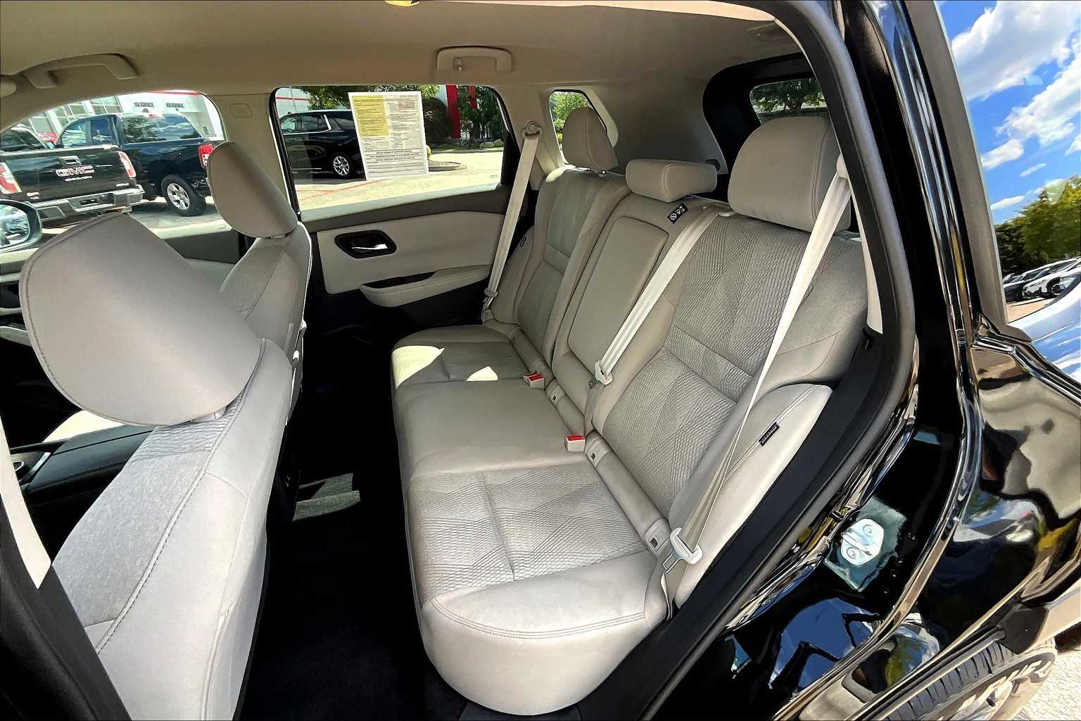 2025 Nissan Rogue SV - Photo 15