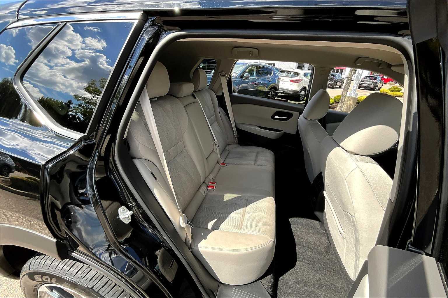 2025 Nissan Rogue SV - Photo 16