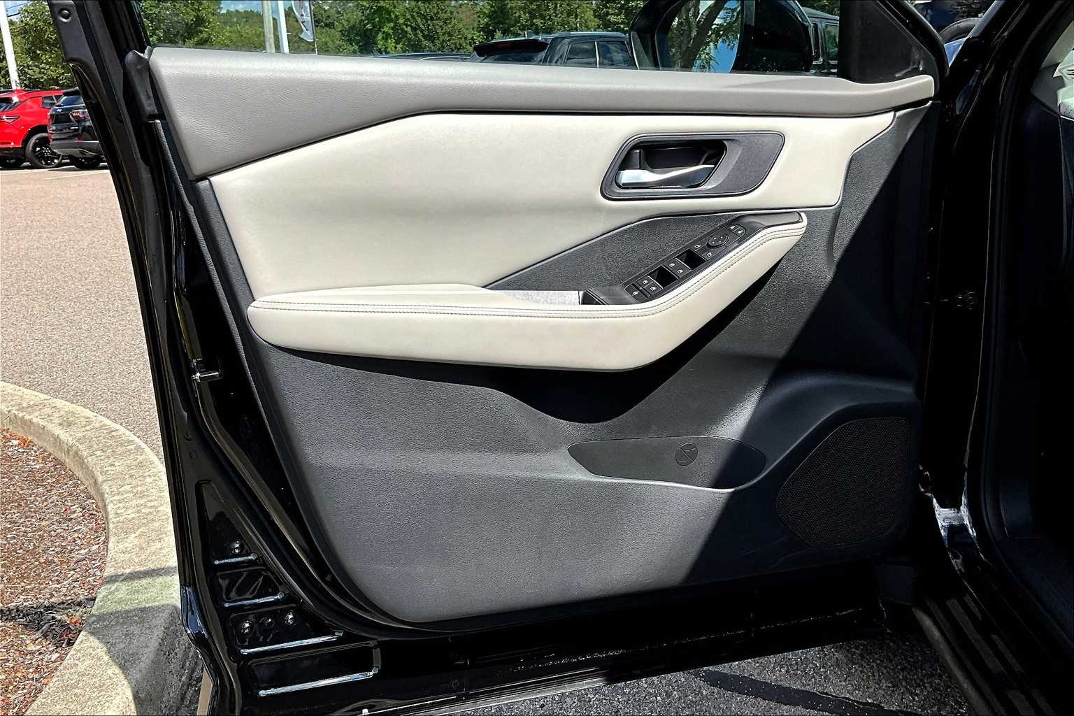2025 Nissan Rogue SV - Photo 9