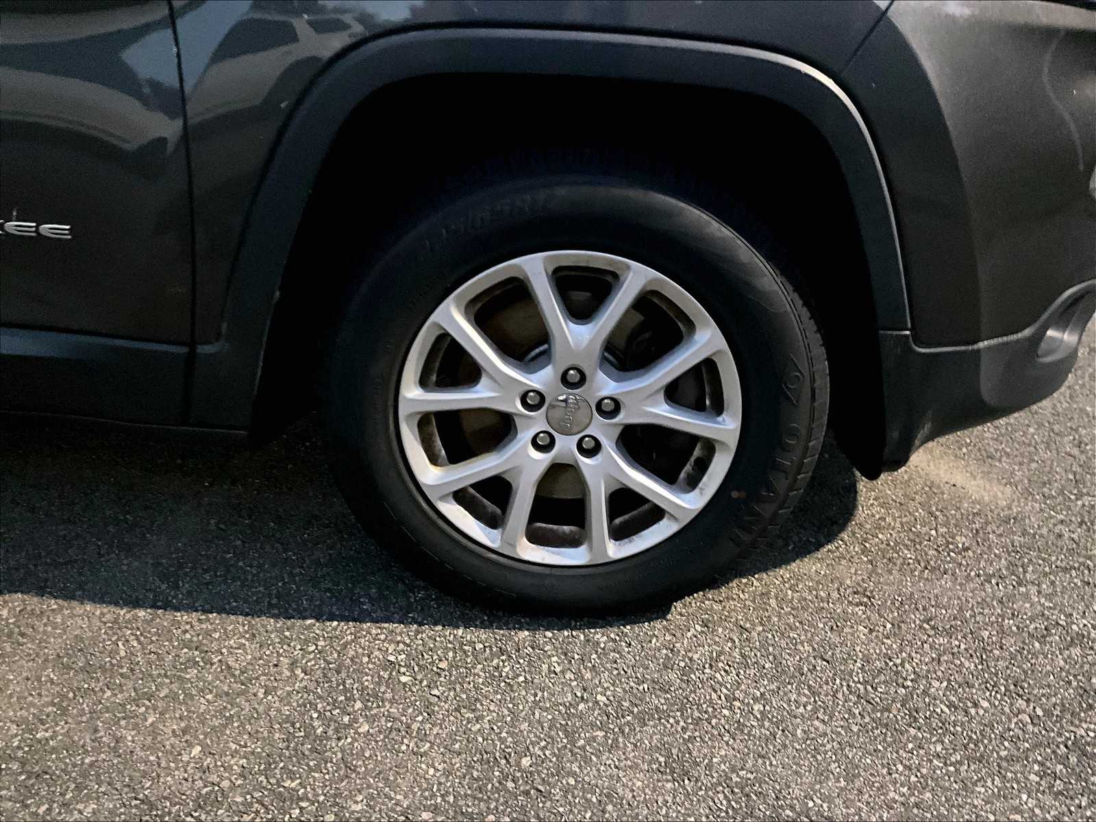 2018 Jeep Cherokee Latitude Plus - Photo 4