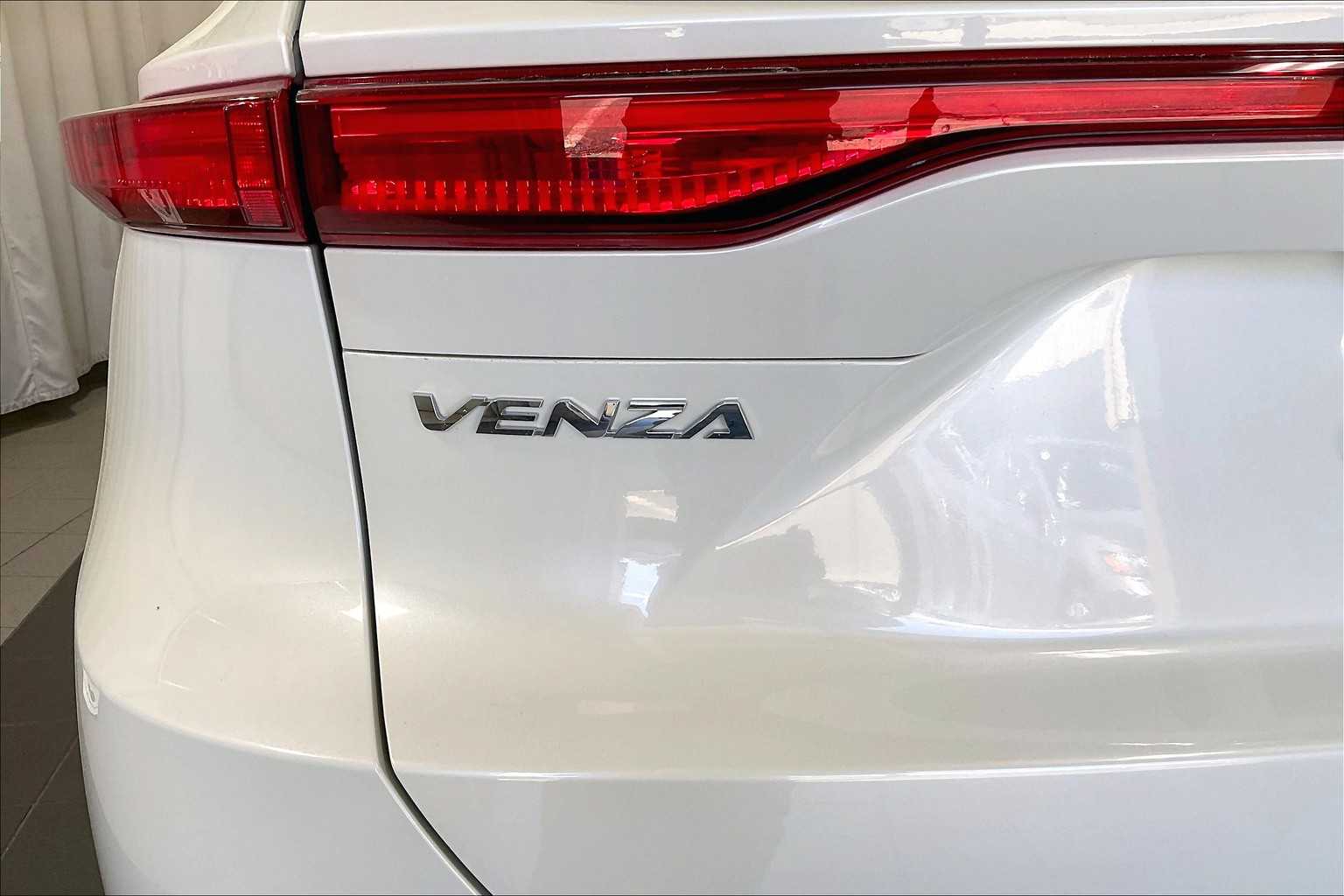2022 Toyota Venza LE - Photo 28