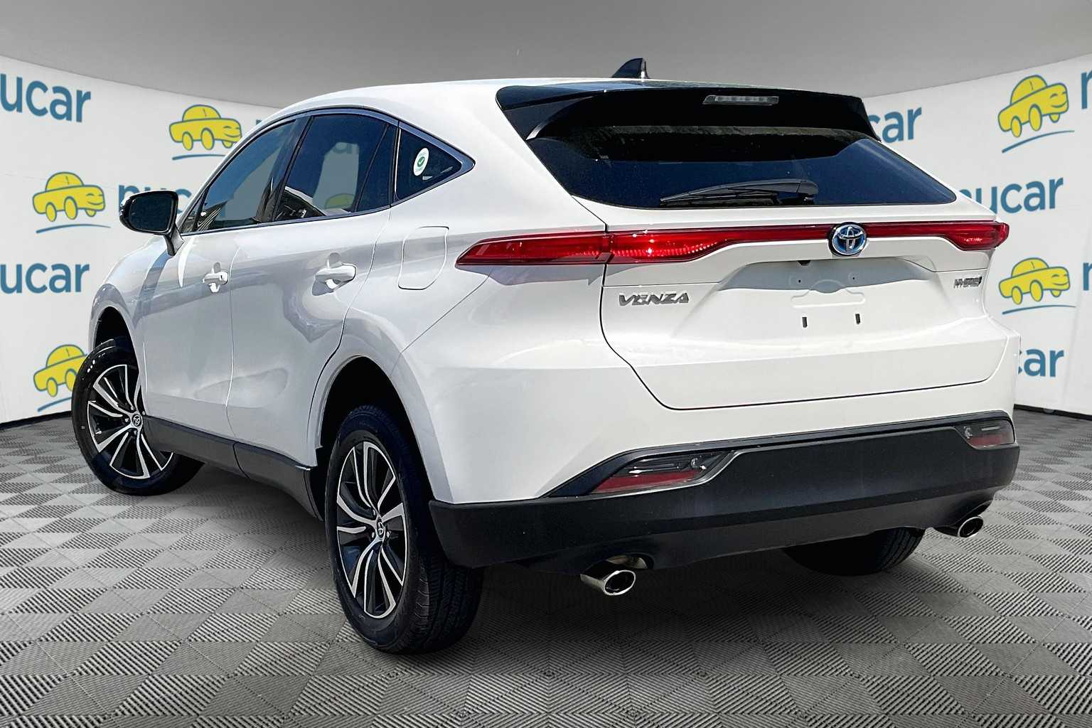 2022 Toyota Venza LE - Photo 4