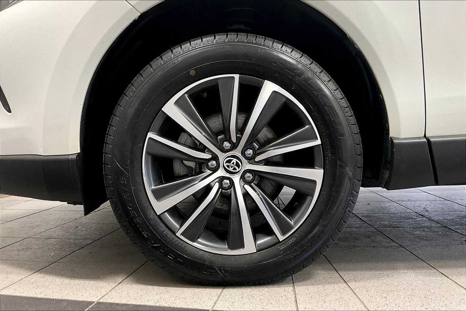 2022 Toyota Venza LE - Photo 7