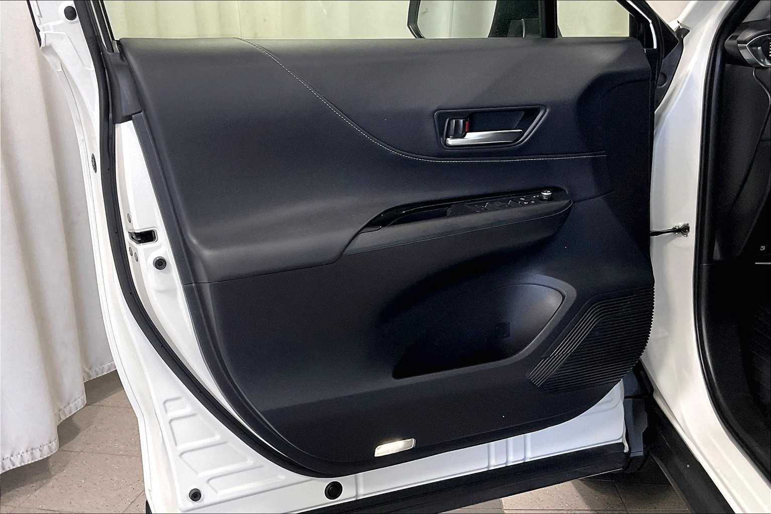 2022 Toyota Venza LE - Photo 9