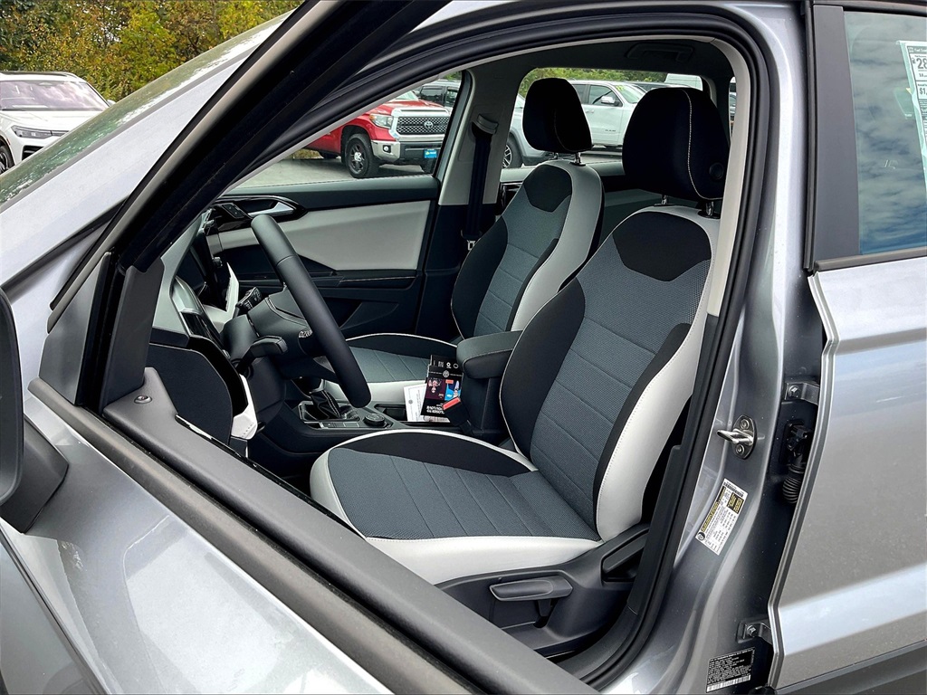 2025 Volkswagen Taos 1.5T S - Photo 11