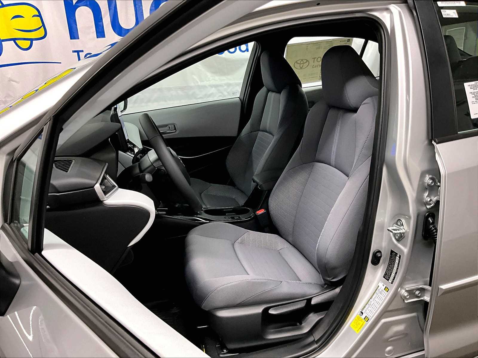 2025 Toyota Corolla SE - Photo 11