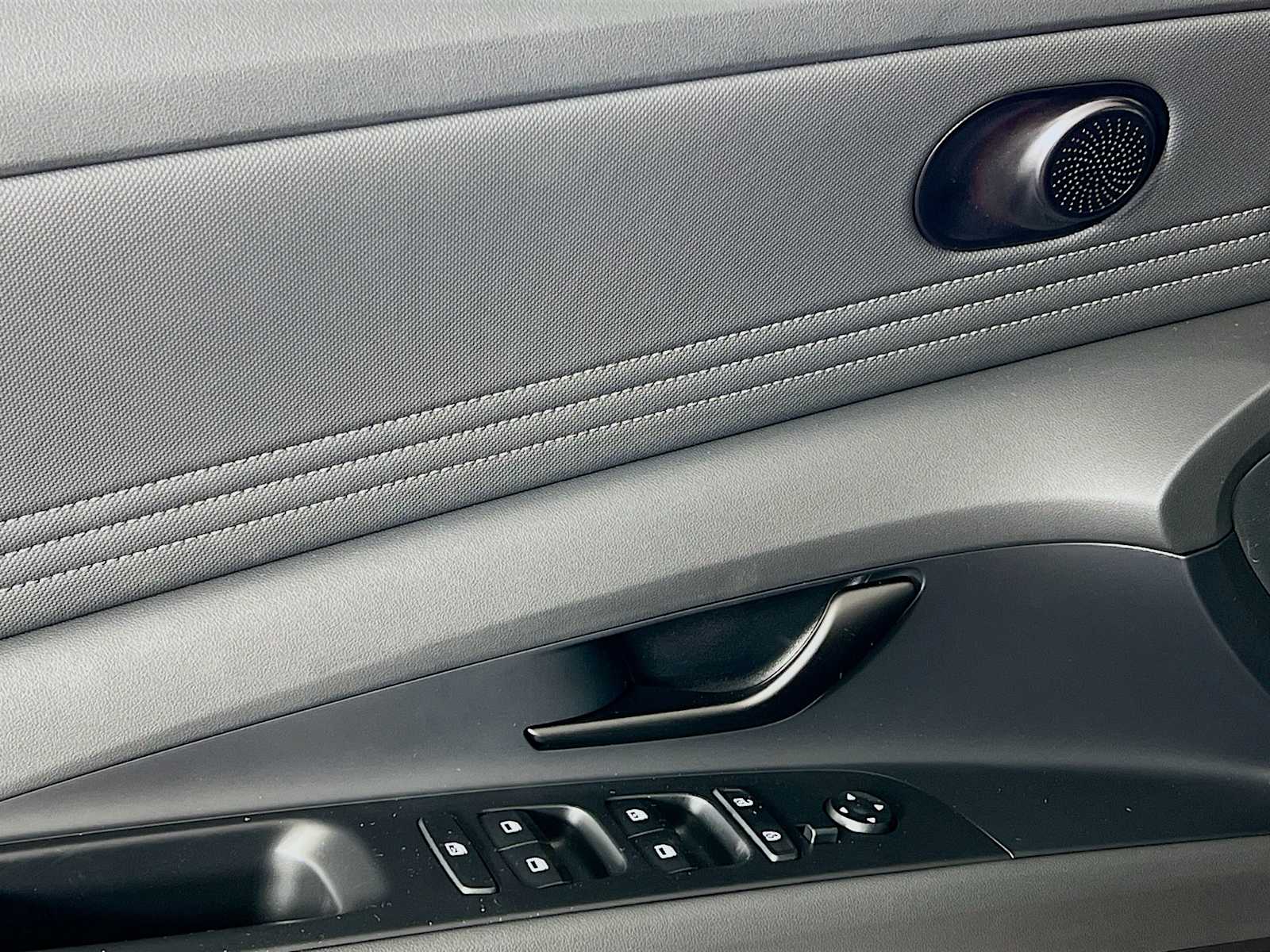 2025 Hyundai Elantra SEL Sport - Photo 15