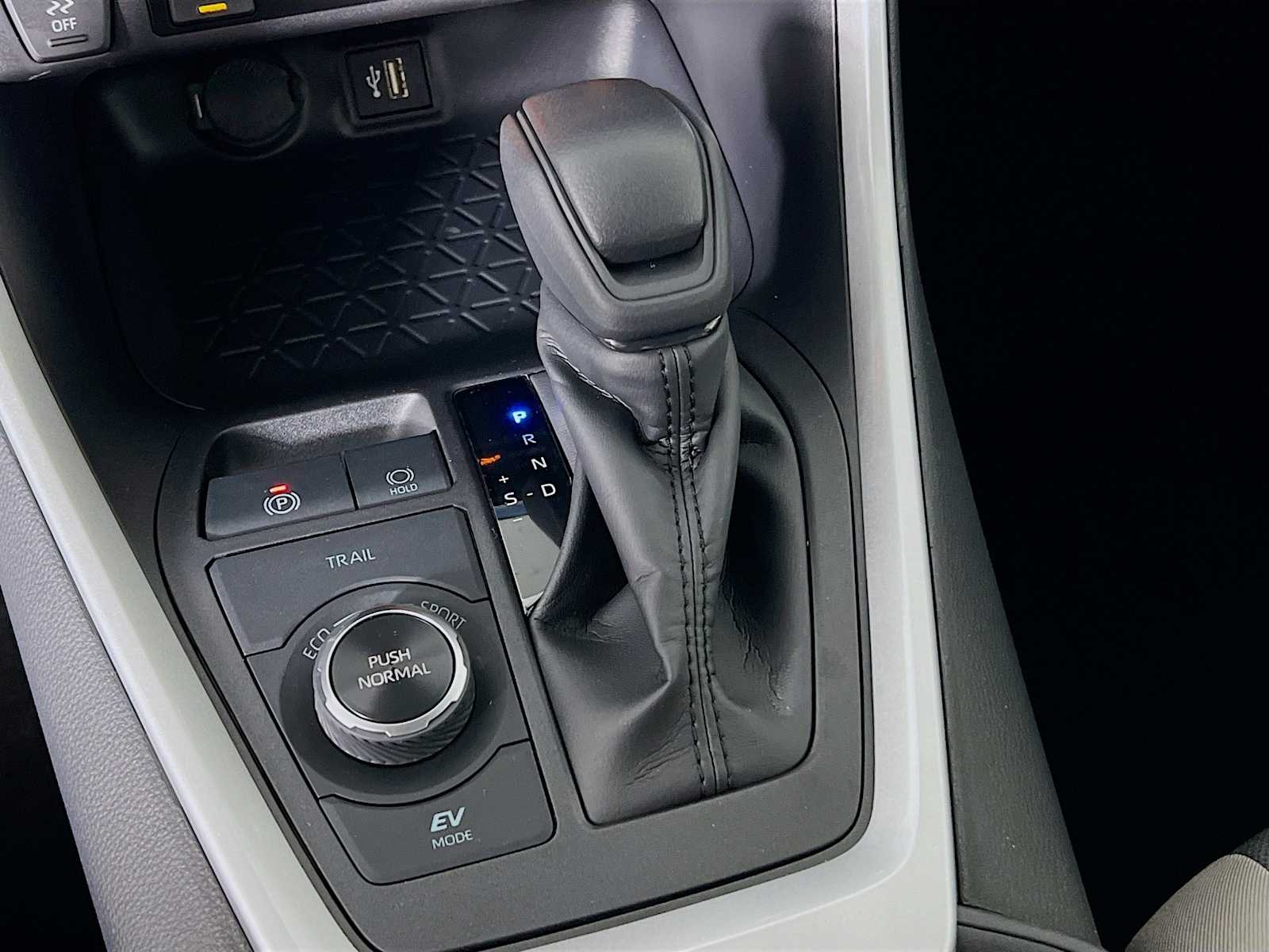 2025 Toyota RAV4 Hybrid XLE - Photo 11