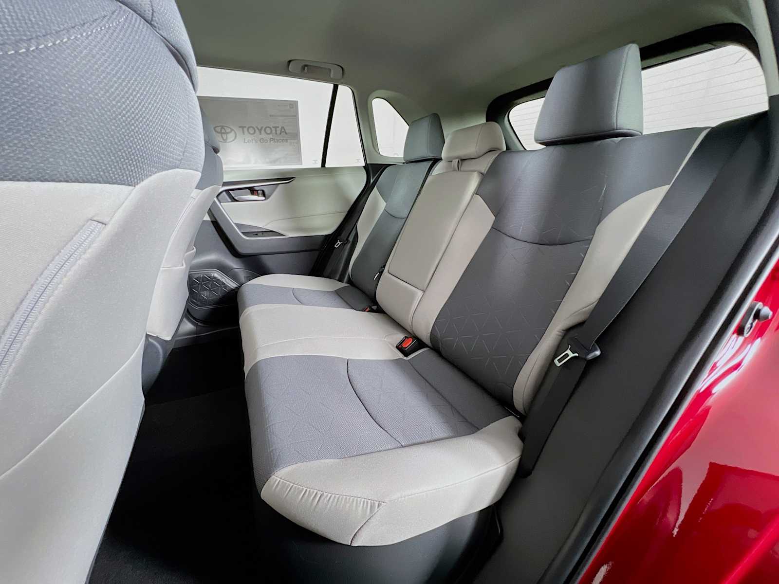 2025 Toyota RAV4 Hybrid XLE - Photo 13