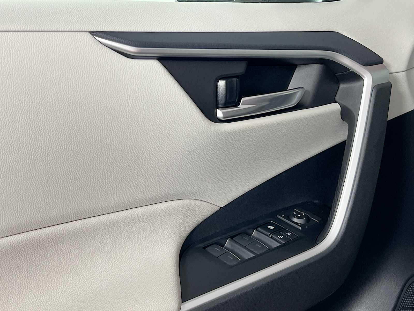 2025 Toyota RAV4 Hybrid XLE - Photo 16