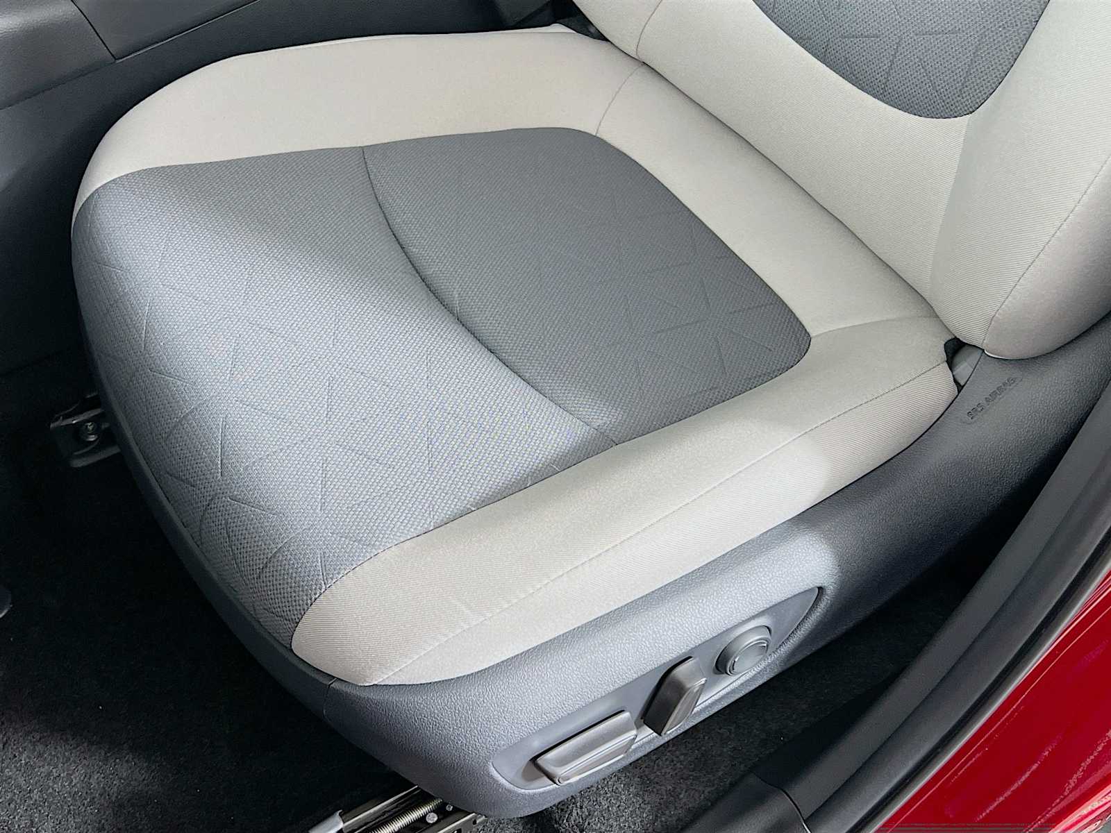 2025 Toyota RAV4 Hybrid XLE - Photo 17