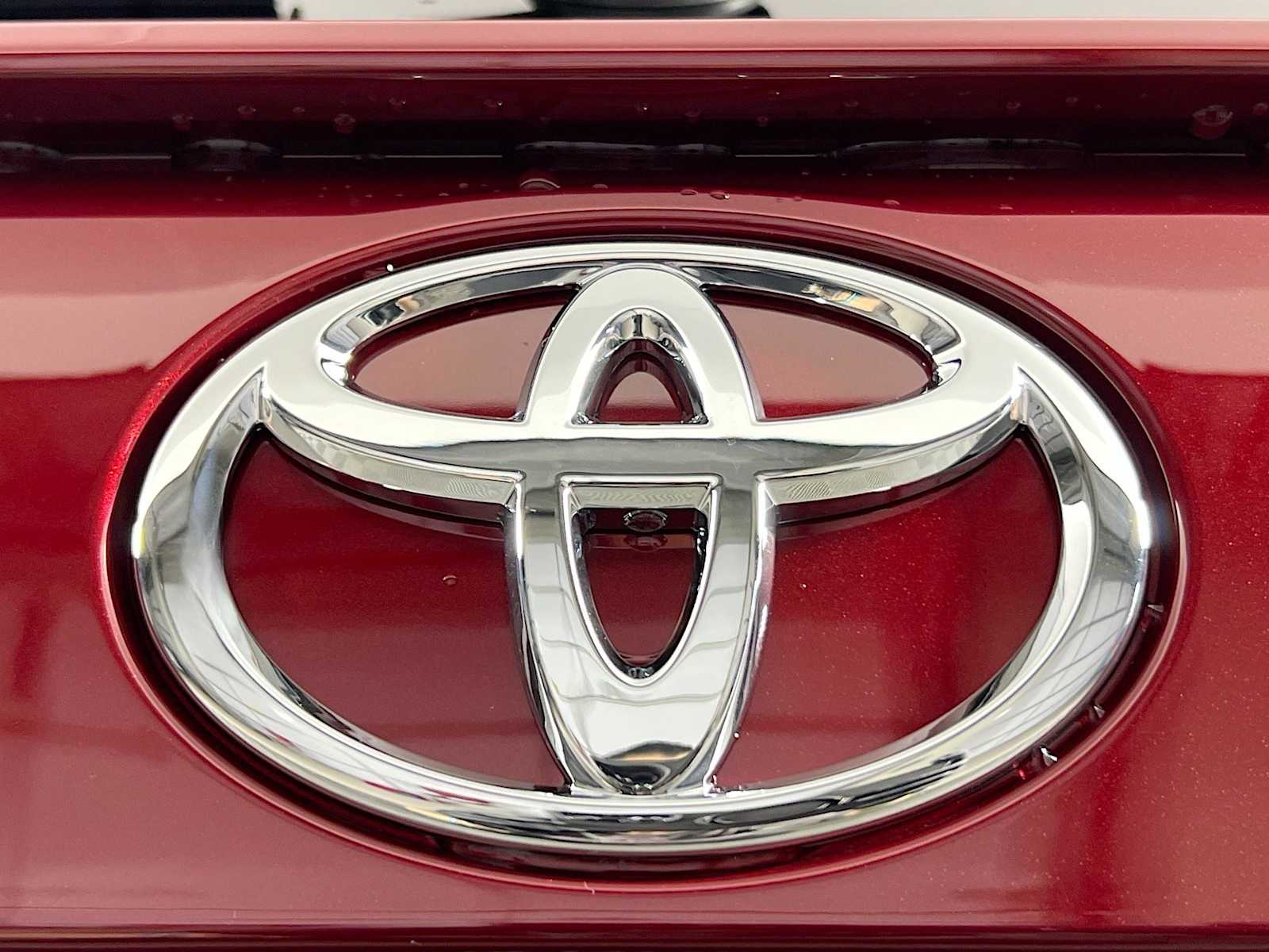2025 Toyota RAV4 Hybrid XLE - Photo 18