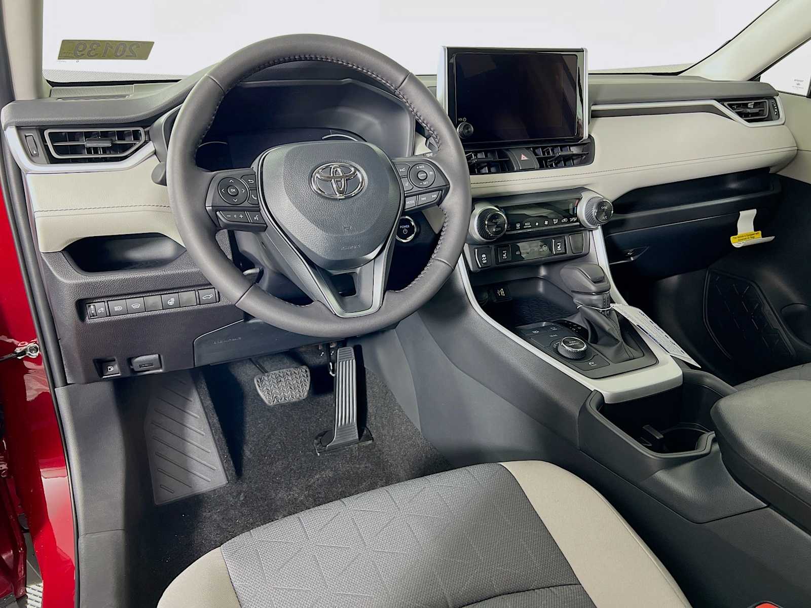 2025 Toyota RAV4 Hybrid XLE - Photo 6