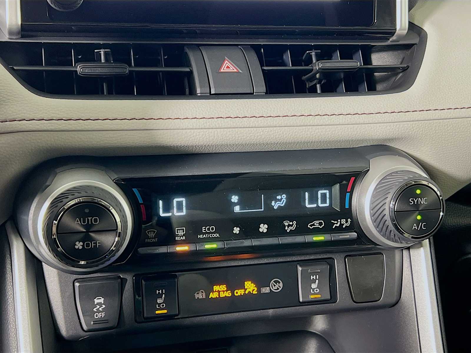 2025 Toyota RAV4 Hybrid XLE - Photo 10