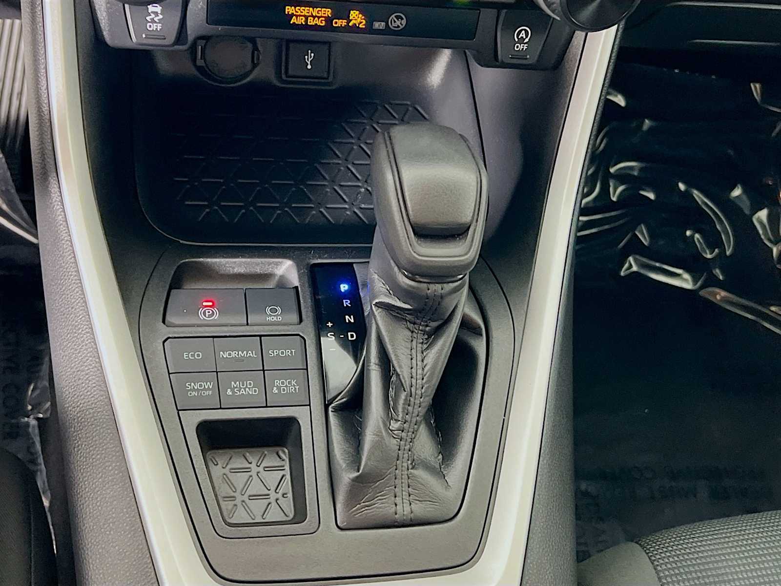 2020 Toyota RAV4 LE - Photo 16