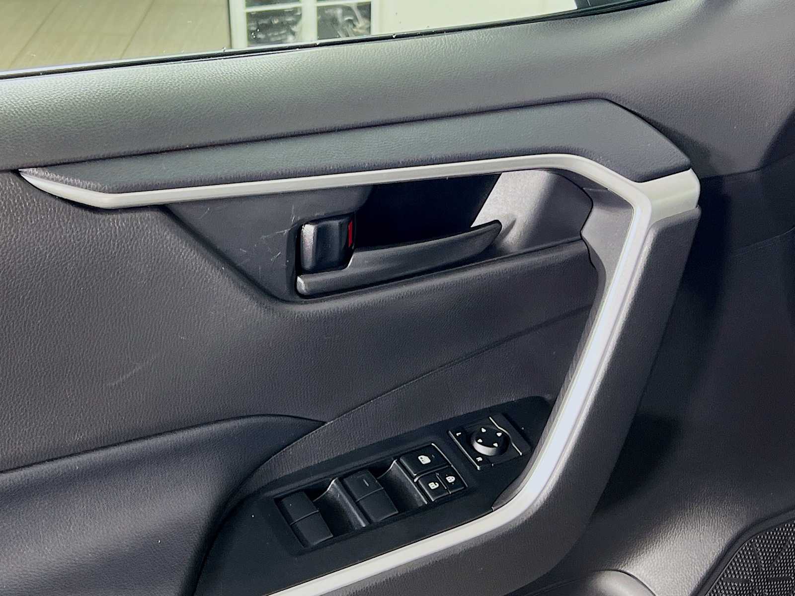 2020 Toyota RAV4 LE - Photo 17