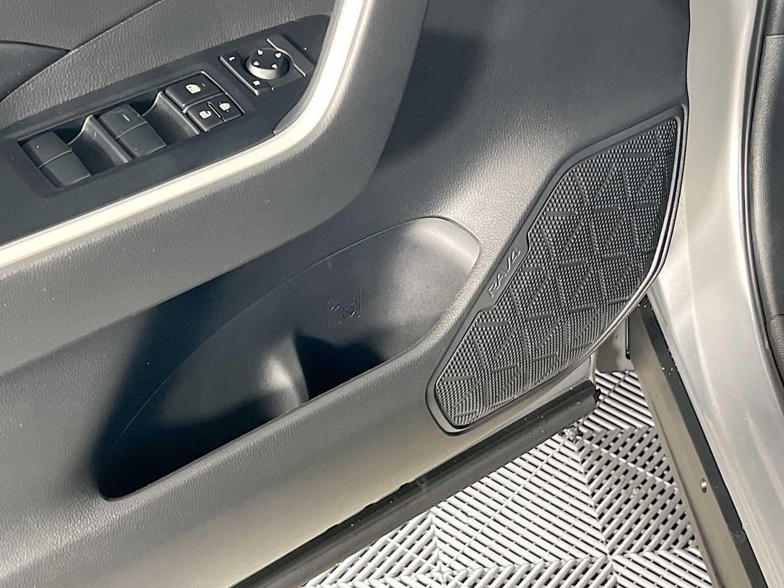 2020 Toyota RAV4 LE - Photo 18