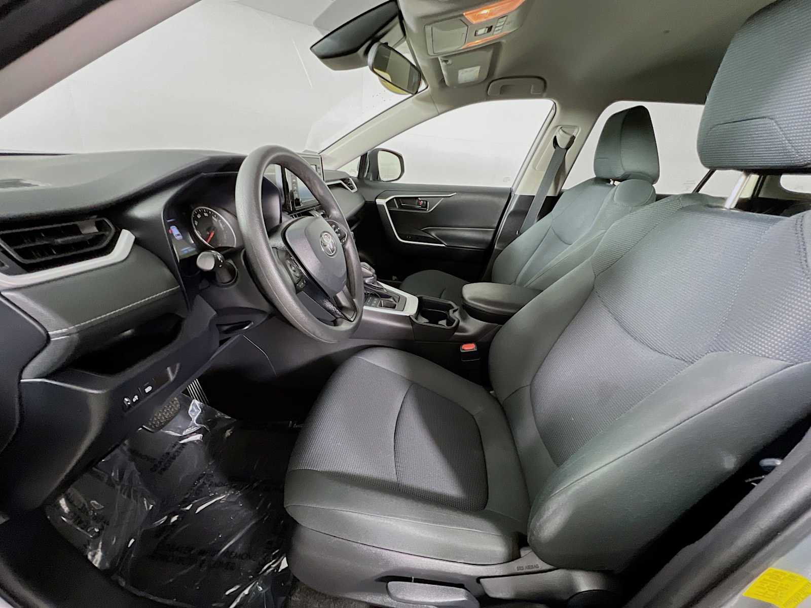 2020 Toyota RAV4 LE - Photo 20