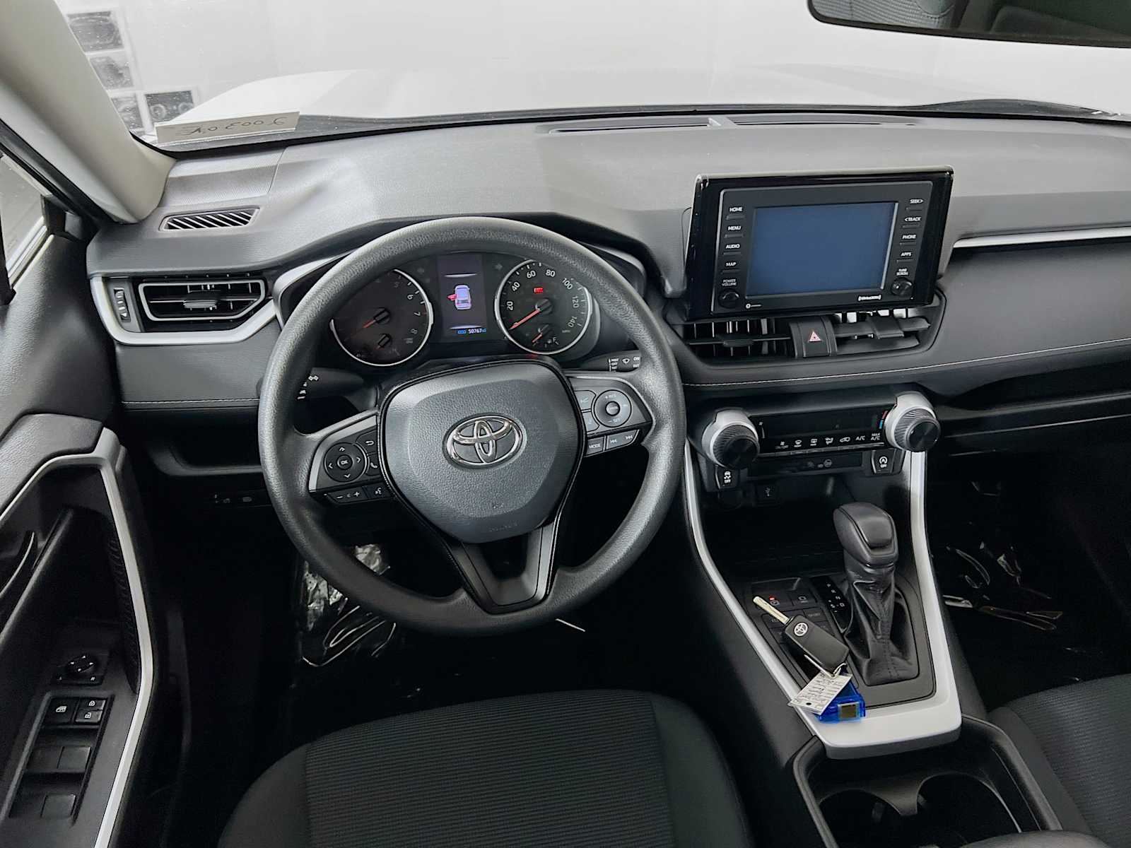 2020 Toyota RAV4 LE - Photo 21