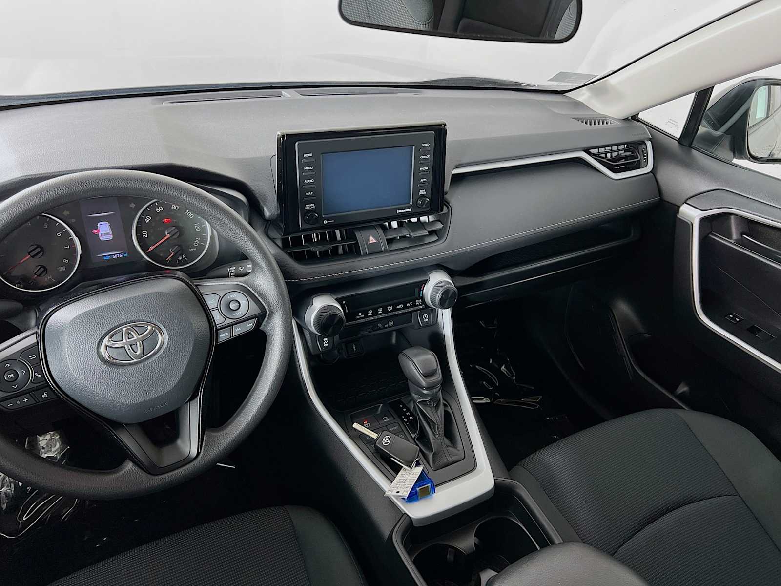 2020 Toyota RAV4 LE - Photo 22