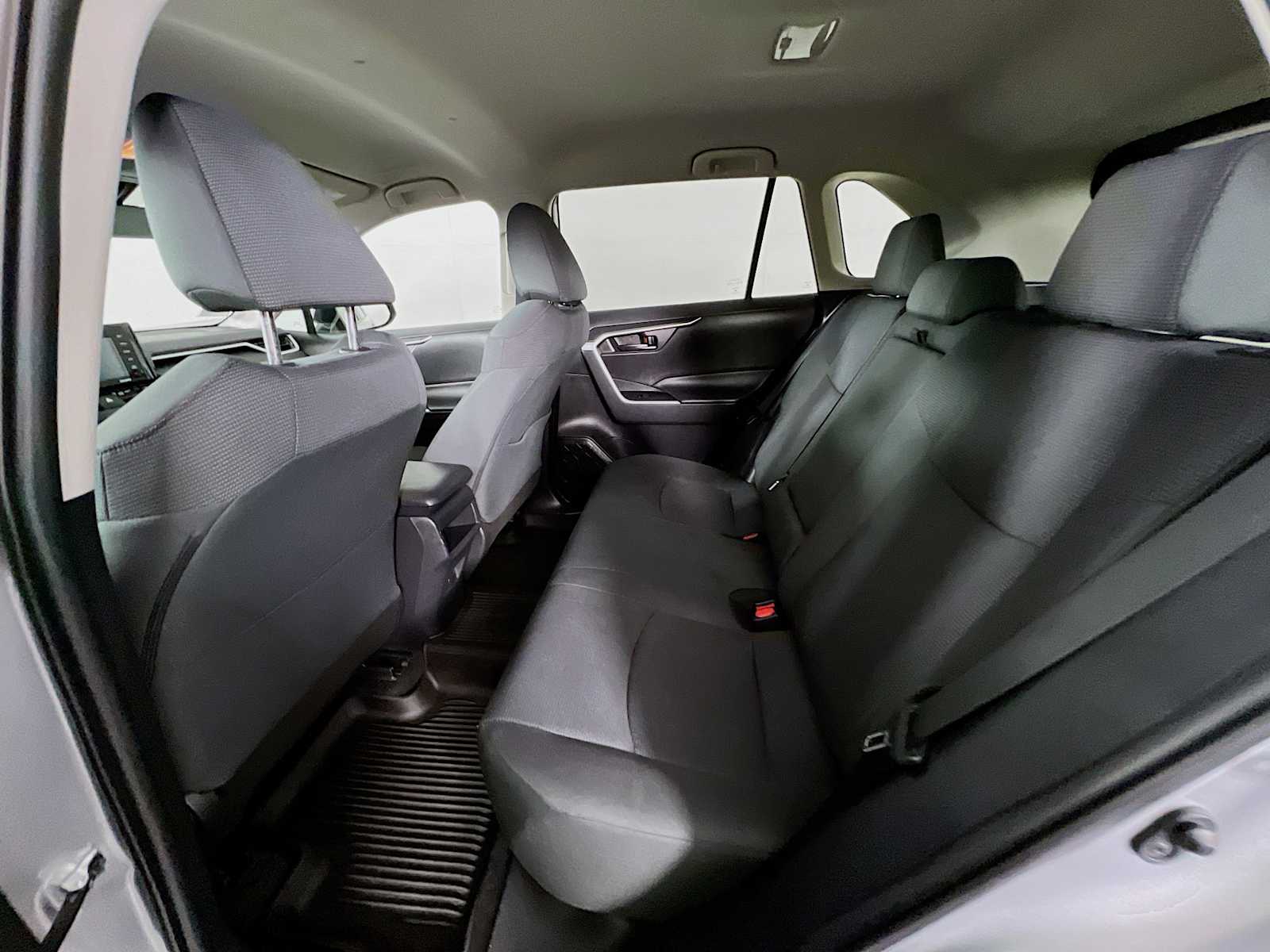2020 Toyota RAV4 LE - Photo 23
