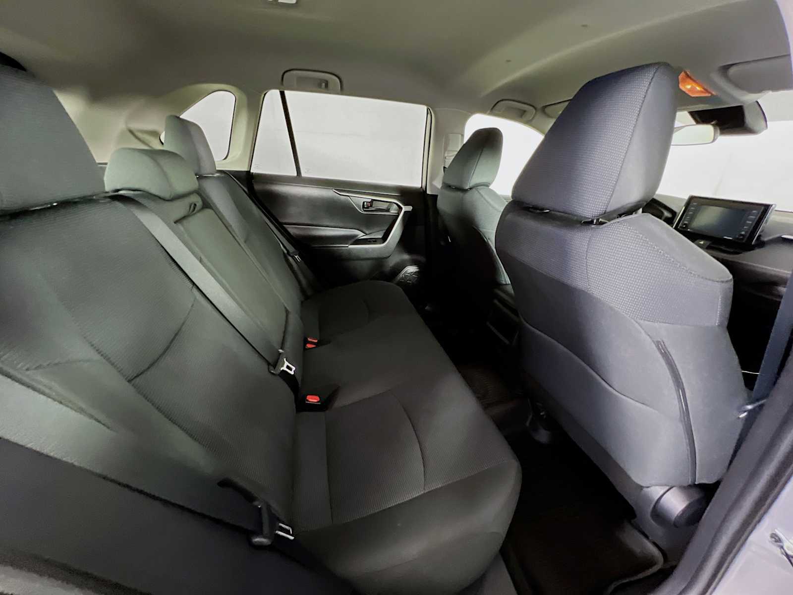 2020 Toyota RAV4 LE - Photo 25