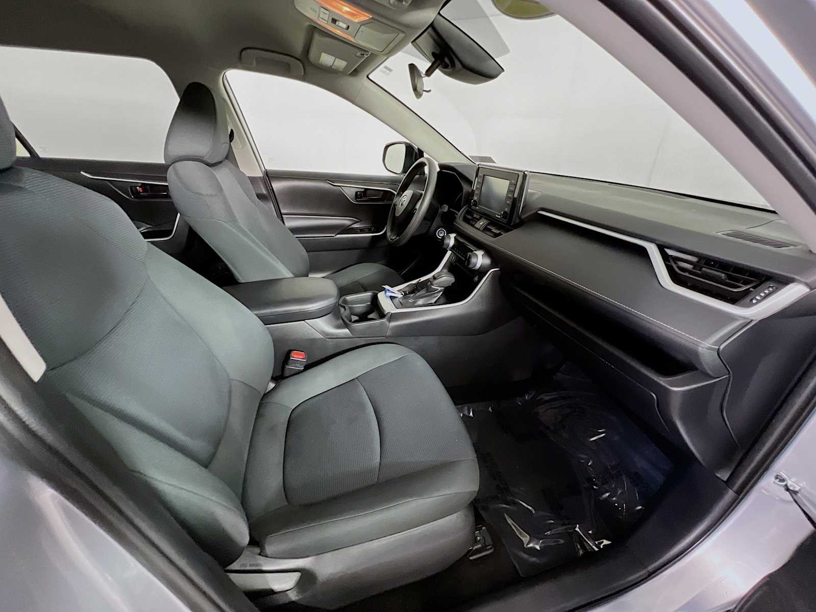 2020 Toyota RAV4 LE - Photo 26