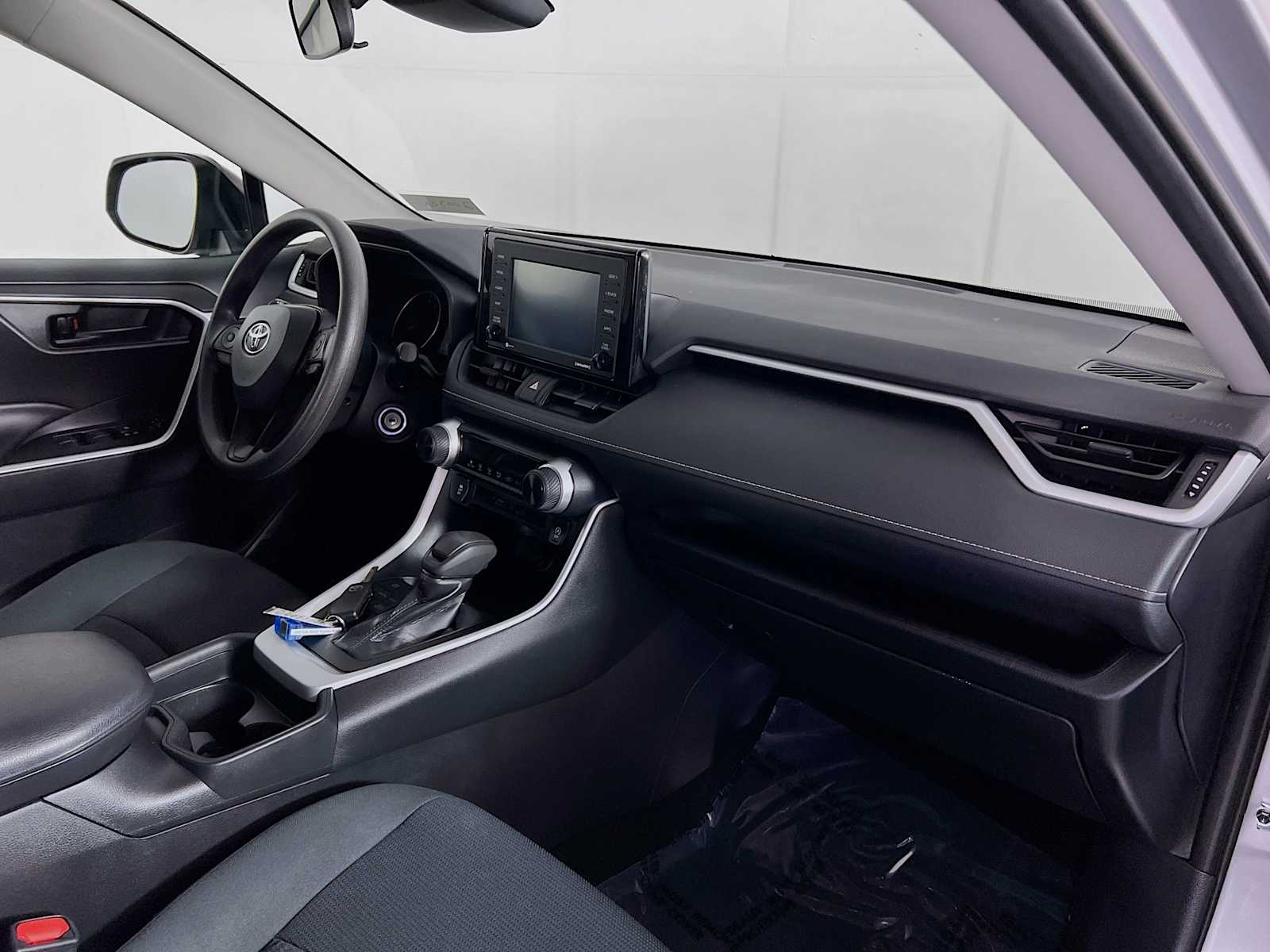 2020 Toyota RAV4 LE - Photo 27