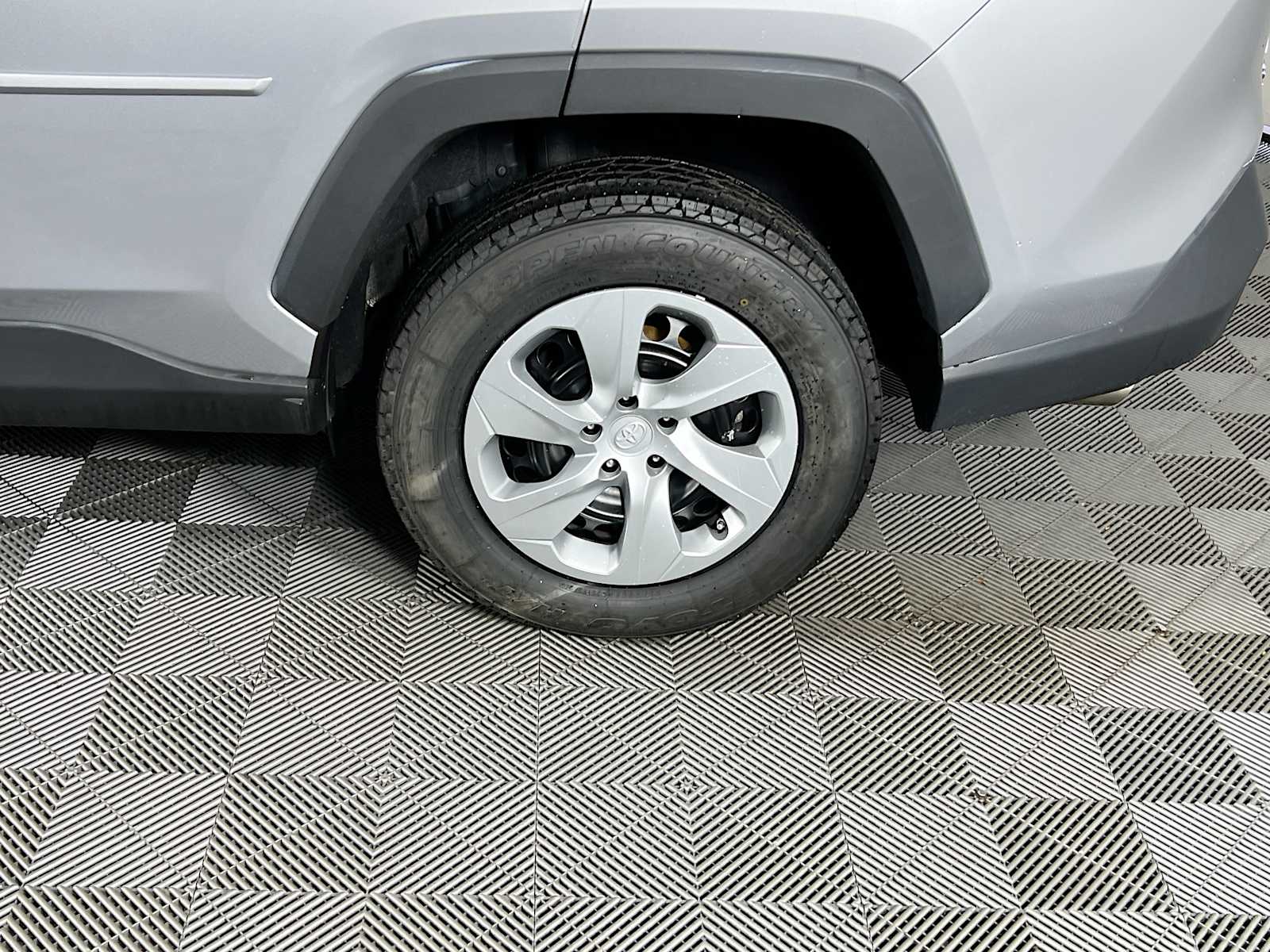 2020 Toyota RAV4 LE - Photo 29