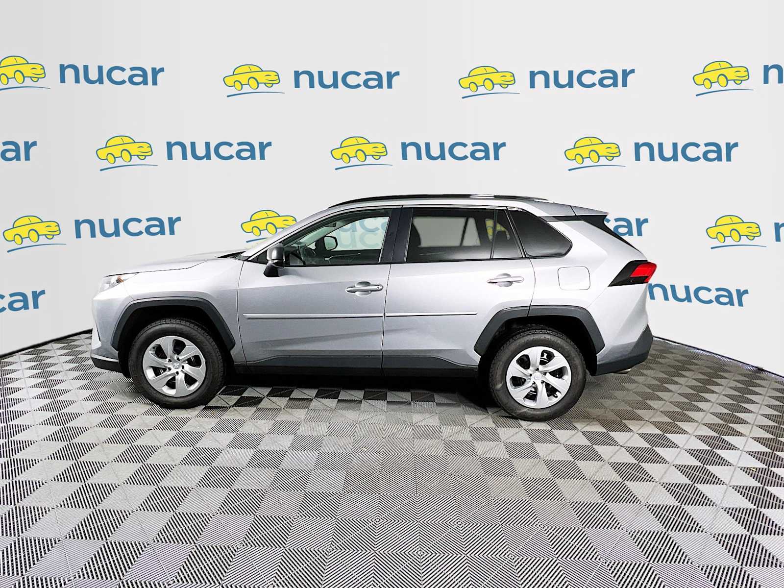 2020 Toyota RAV4 LE - Photo 4