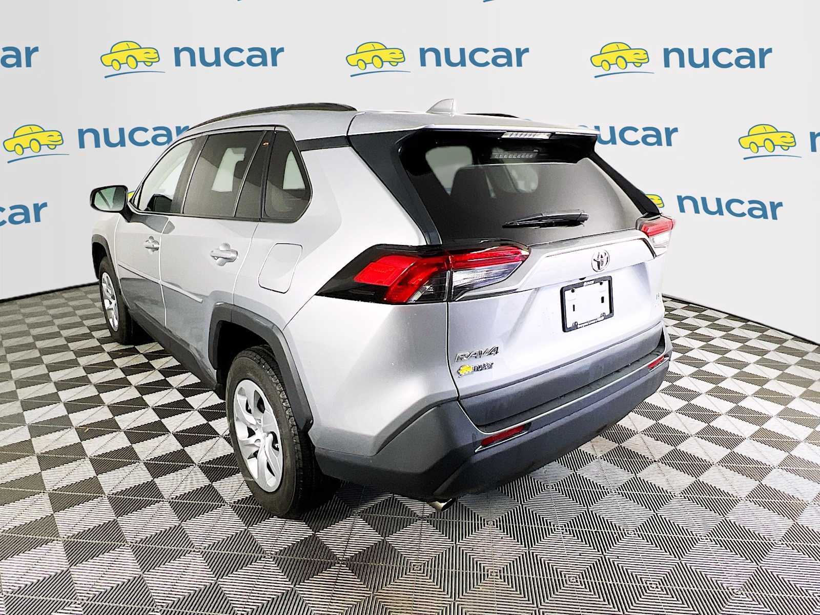 2020 Toyota RAV4 LE - Photo 5